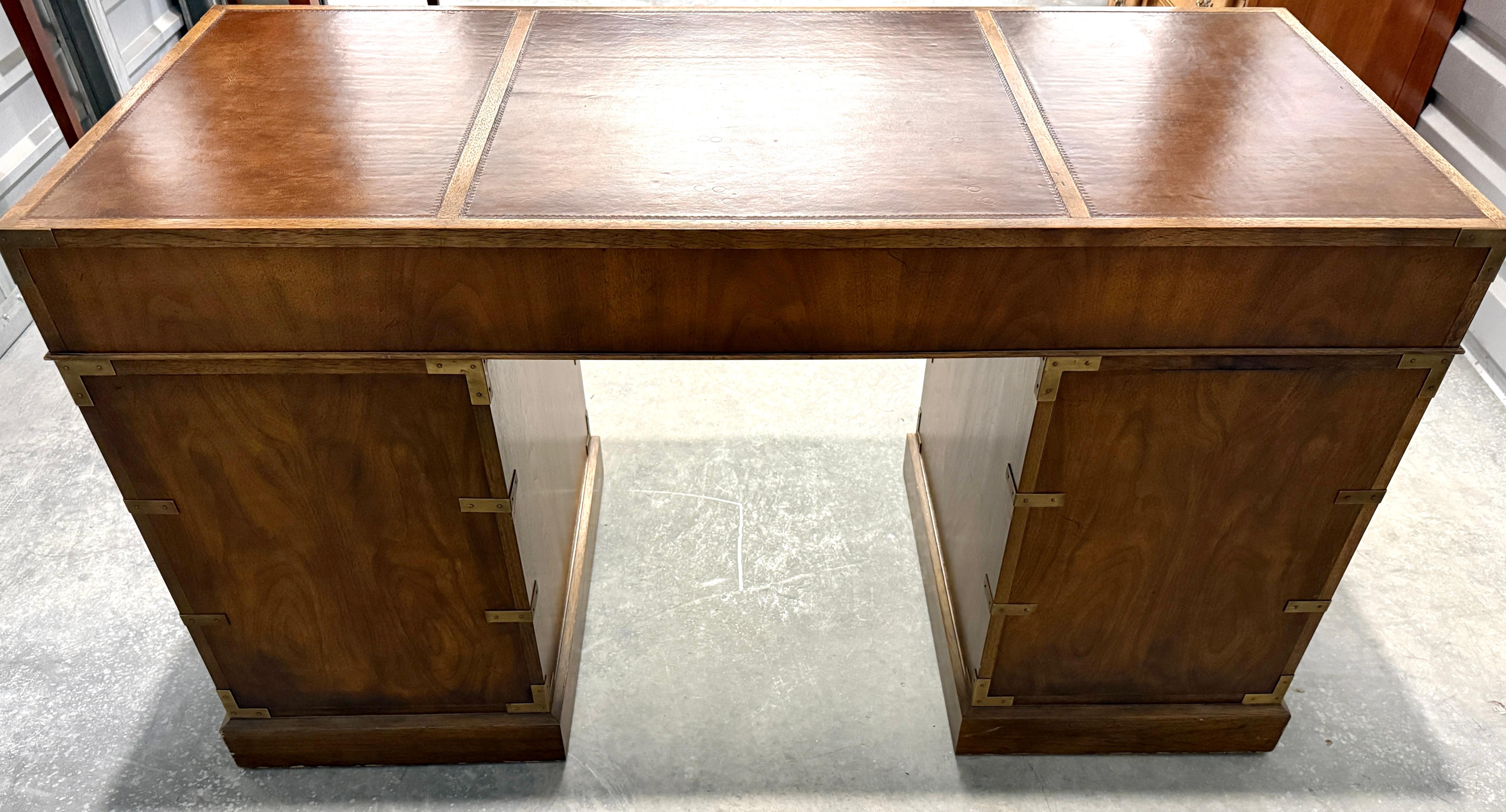 Scrivania con piano in pelle in noce di Baker Furniture Campaigner in vendita 2