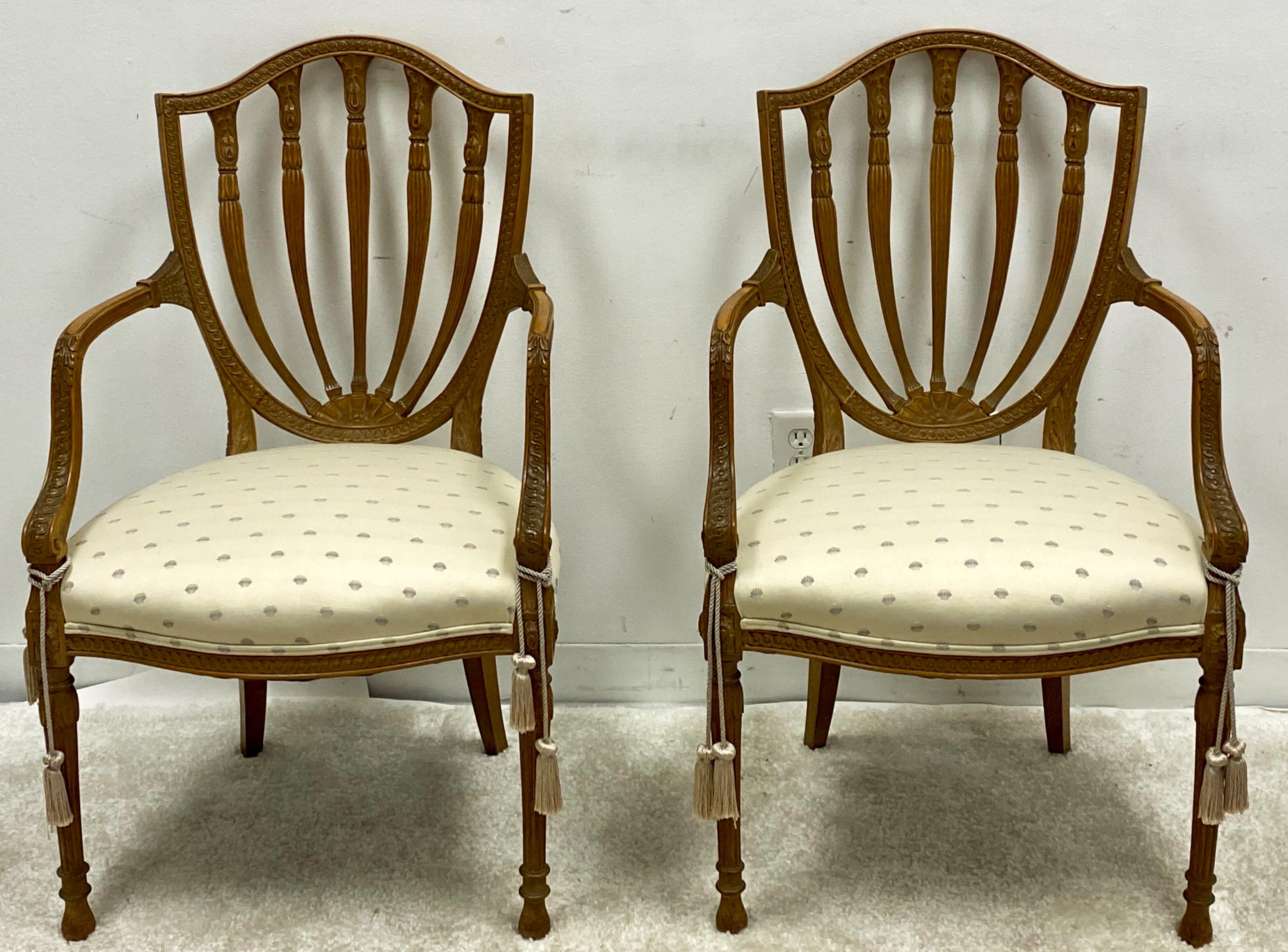 Baker Furniture geschnitzte Obstholzstühle mit geschnitzter Rückenlehne im Adam-Stil, Paar (Adamstil) im Angebot