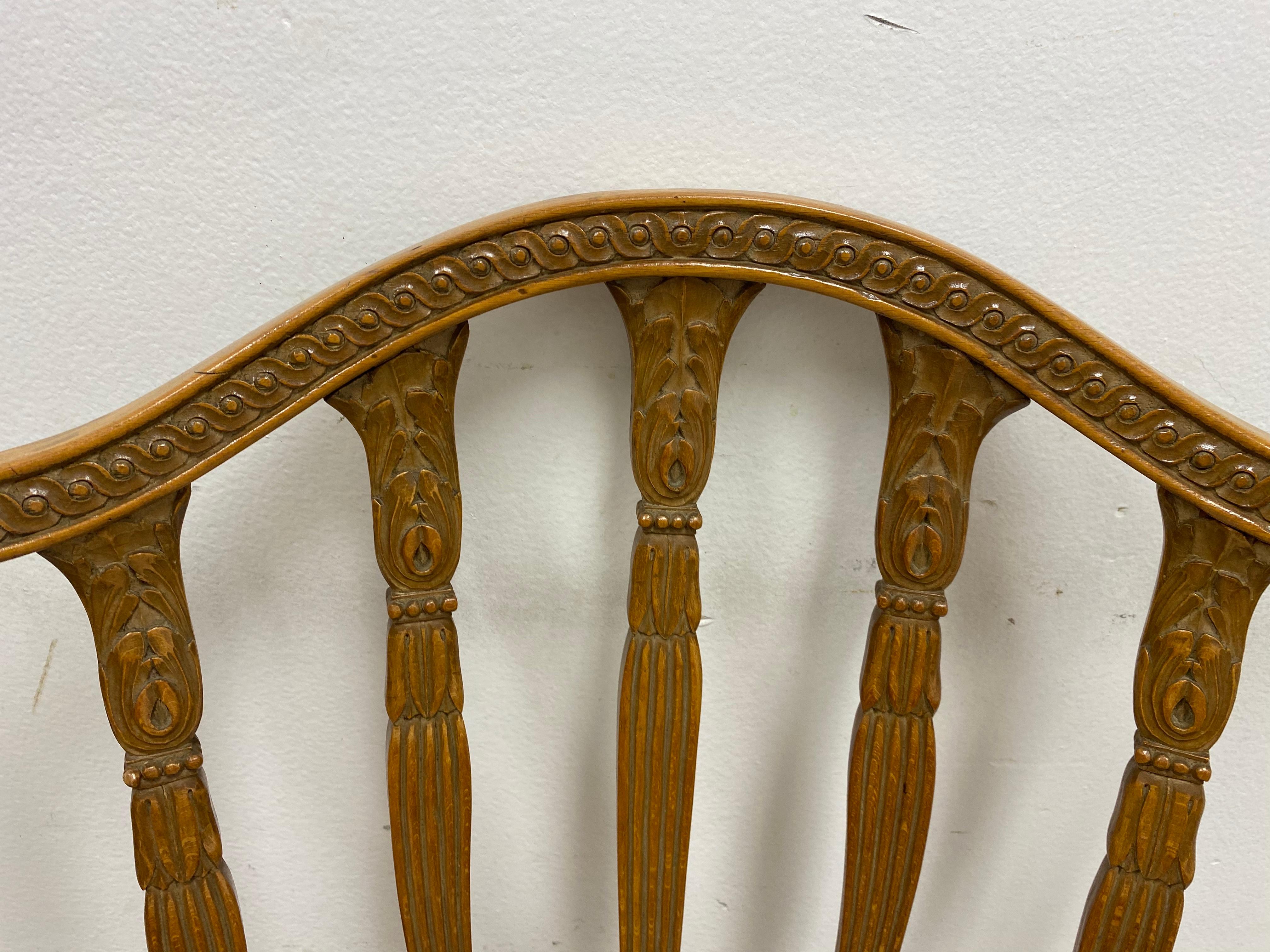 Baker Furniture geschnitzte Obstholzstühle mit geschnitzter Rückenlehne im Adam-Stil, Paar im Zustand „Gut“ im Angebot in Kennesaw, GA