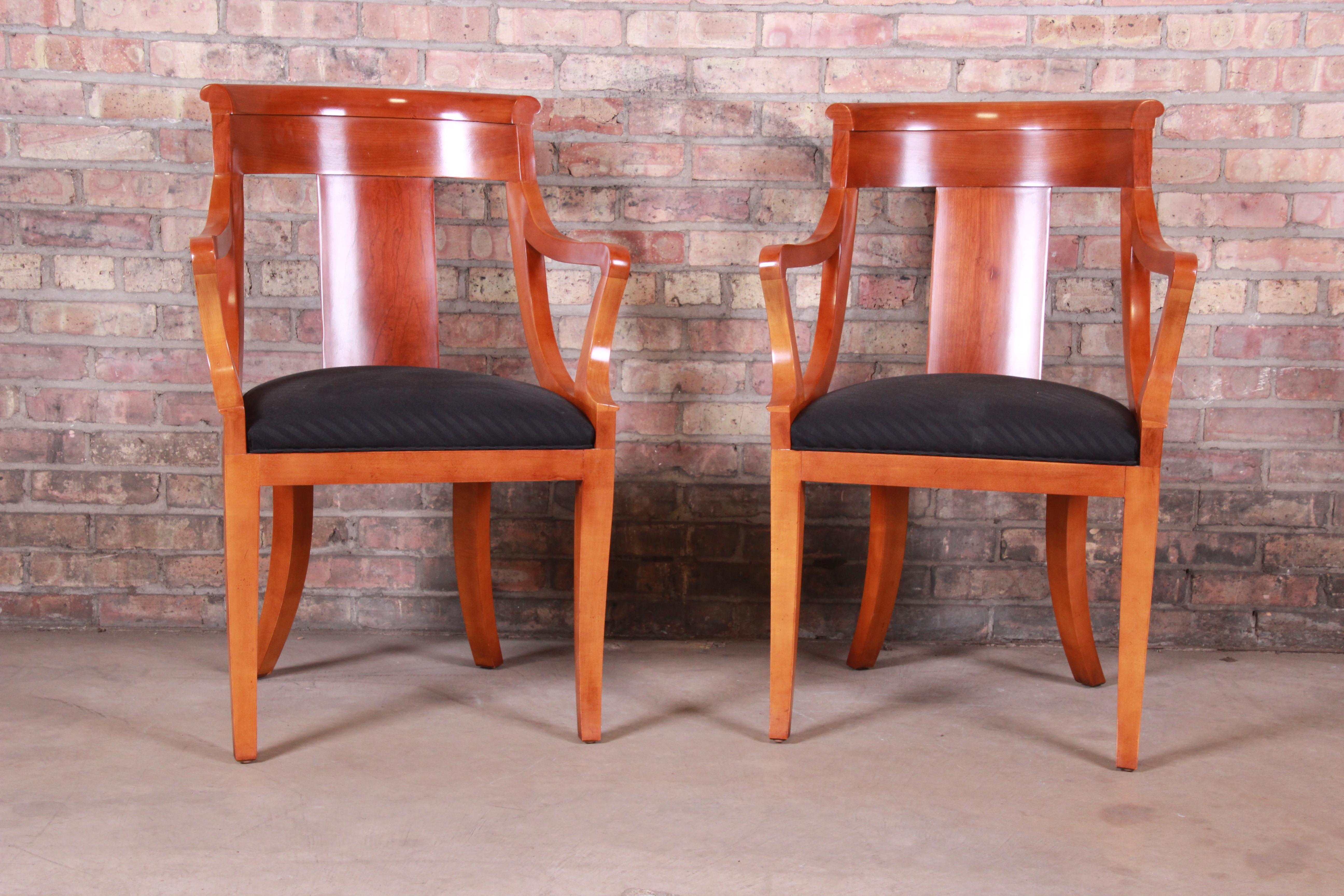 A gorgeous pair of Regency style armchairs

By Baker Furniture

USA, circa 1980s

Solid Cherrywood and upholstery

Measures: 23.5