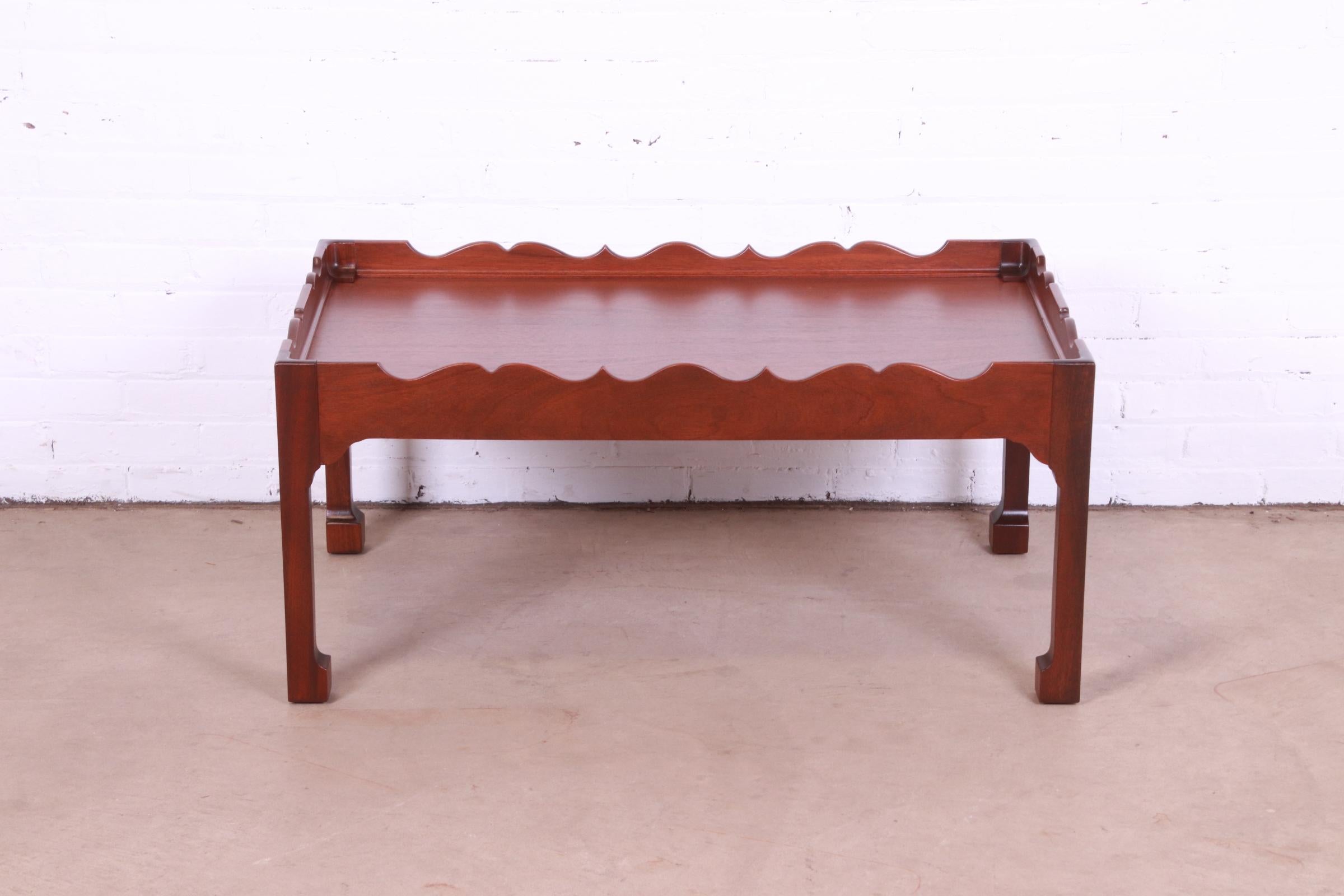A gorgeous Chinese Chippendale style carved mahogany coffee table

By Baker Furniture

USA, Circa 1960s

Measures: 40