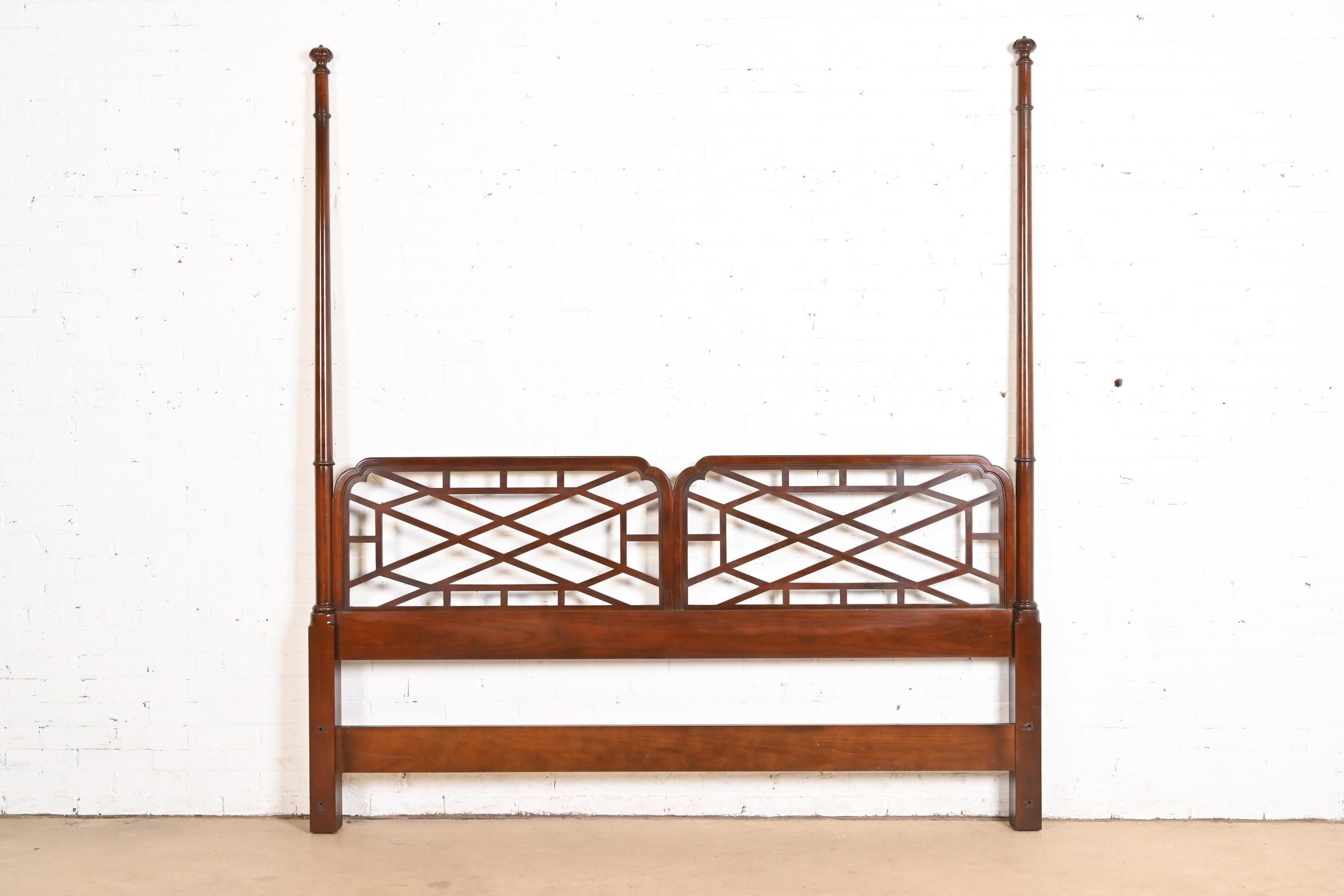 A gorgeous Chinese Chippendale or Hollywood Regency Chinoiserie king size poster headboard

By Baker Furniture

USA, Circa 1980s

Carved cherry wood, with Asian-inspired design.

Measures: 79.75