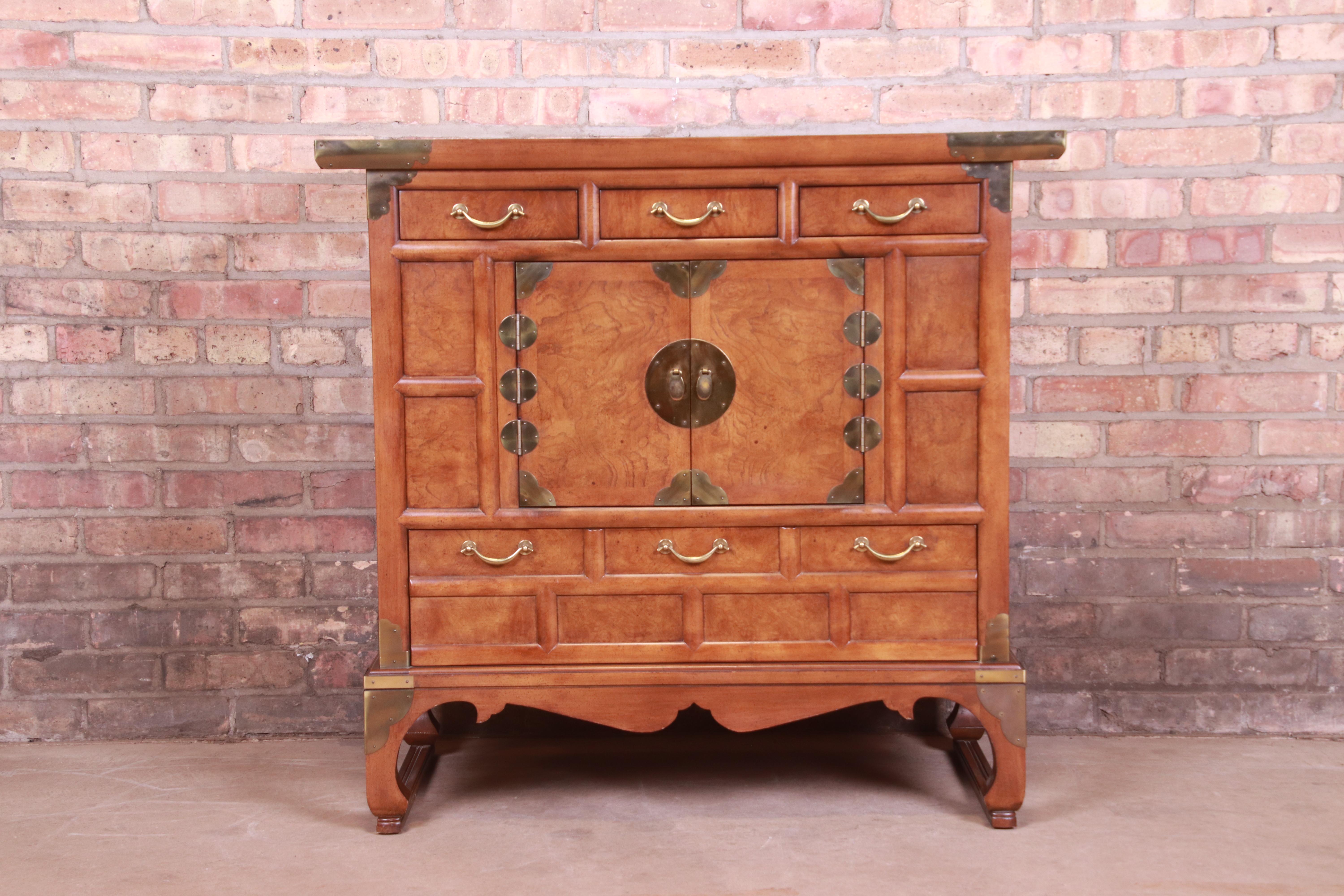 An outstanding mid-century Hollywood Regency Chinoiserie commode, server, or bar cabinet

By Baker Furniture

USA, Circa 1960s

Burled walnut, with original brass hardware.

Measures: 36.5