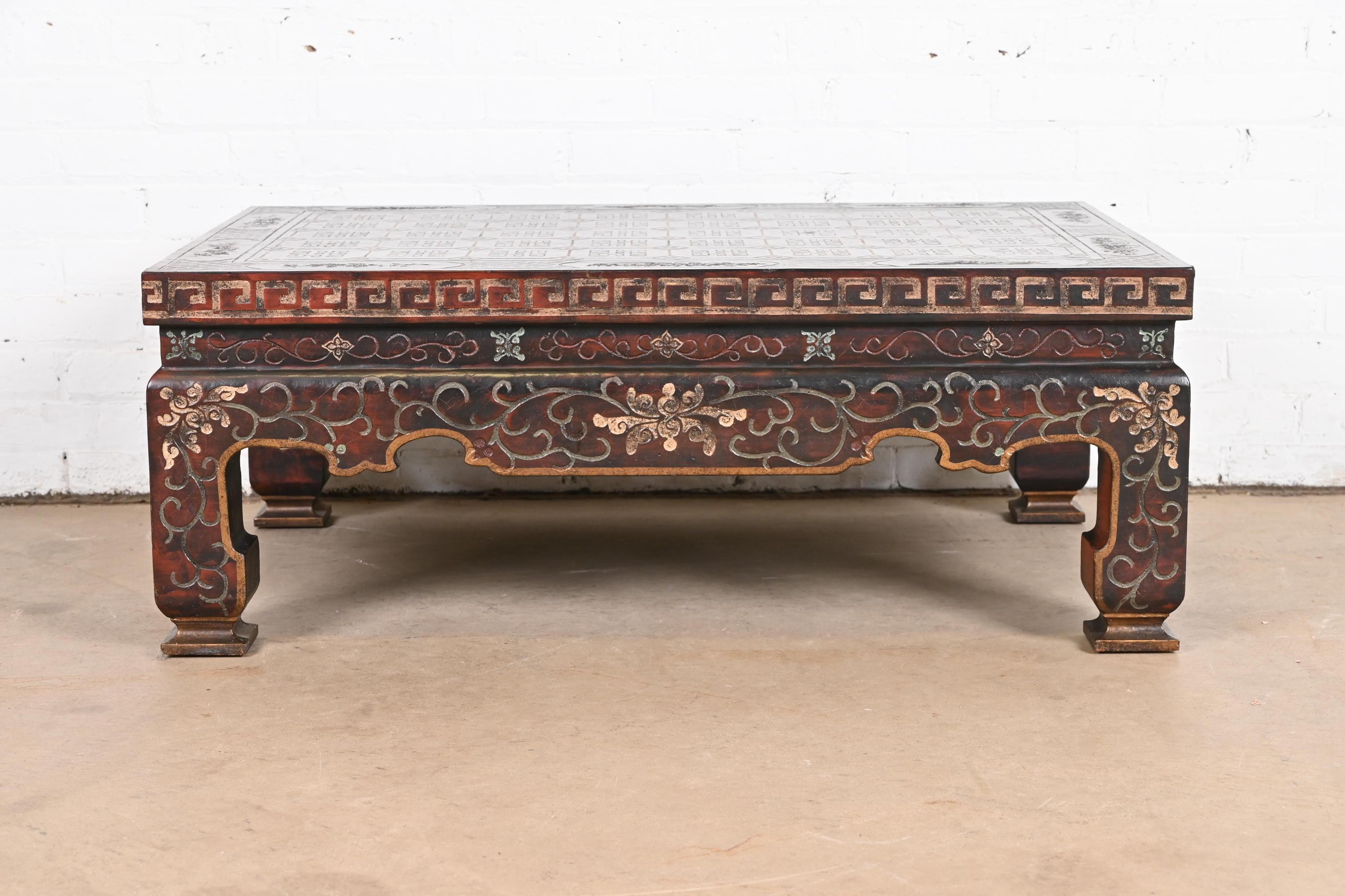An exceptional Hollywood Regency Chinoiserie Coromandel coffee or cocktail table with floral and Greek key designs

By Baker Furniture

USA, Late 20th Century

Measures: 40.25
