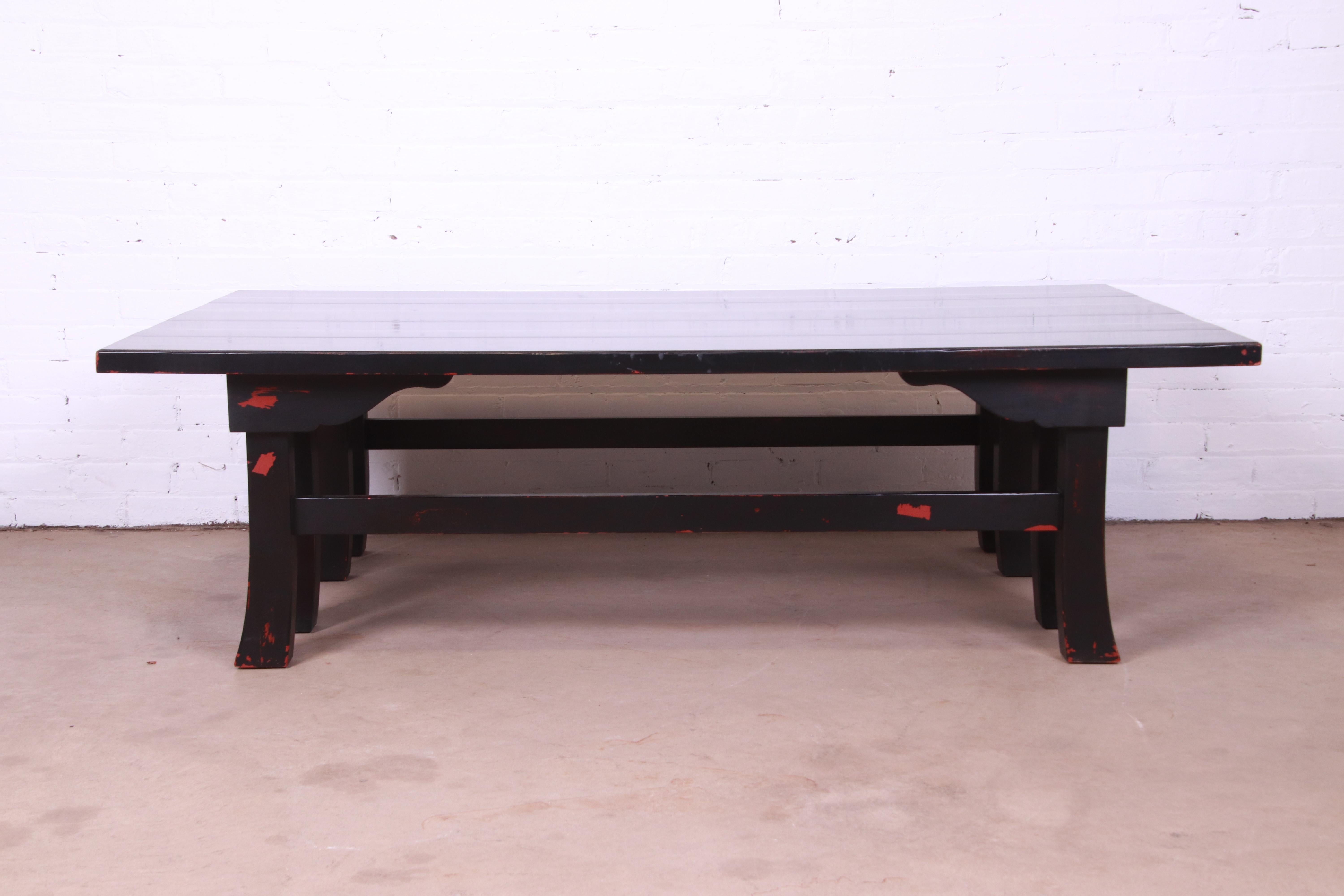 Baker Muebles Chinoiserie Mesa de centro monumental lacada en negro Estadounidense en venta