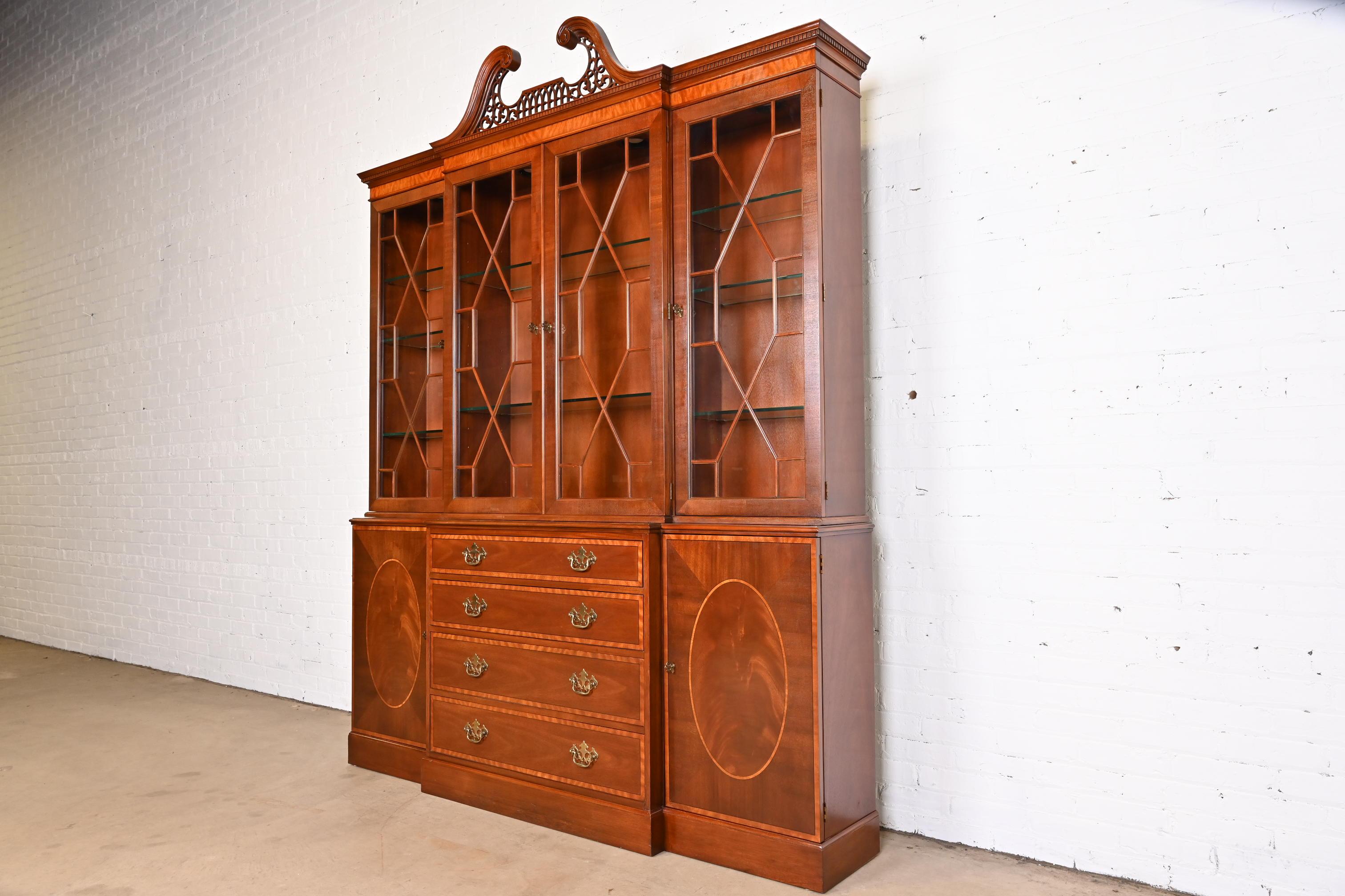 Baker Furniture Chippendale Banded Mahogany Lighted Breakfront Bookcase Cabinet In Good Condition In South Bend, IN