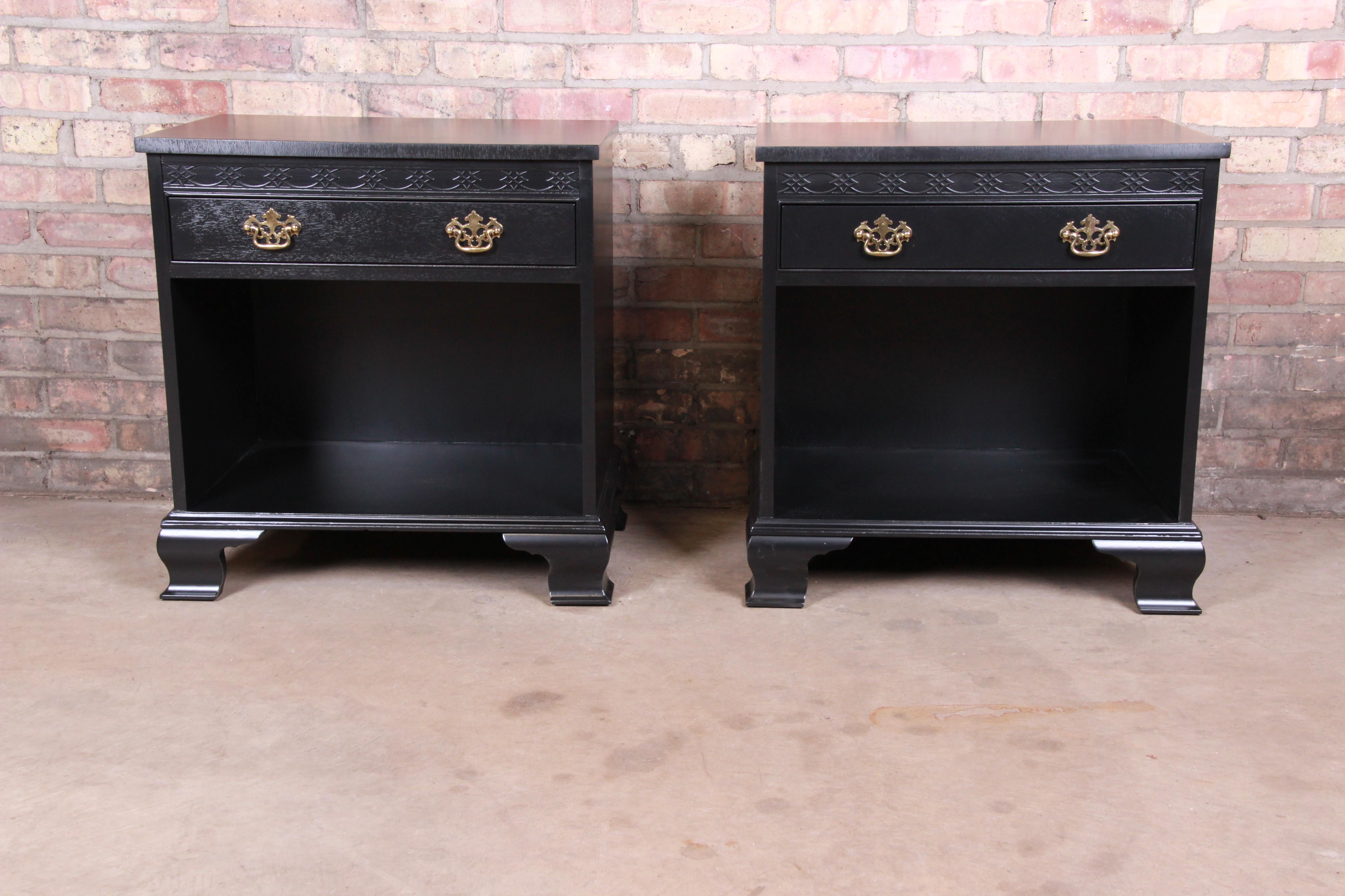 An exceptional pair of Chippendale style nightstands

By Baker Furniture

USA, circa 1980s

Black lacquered mahogany, with original brass hardware.

Measures: 25