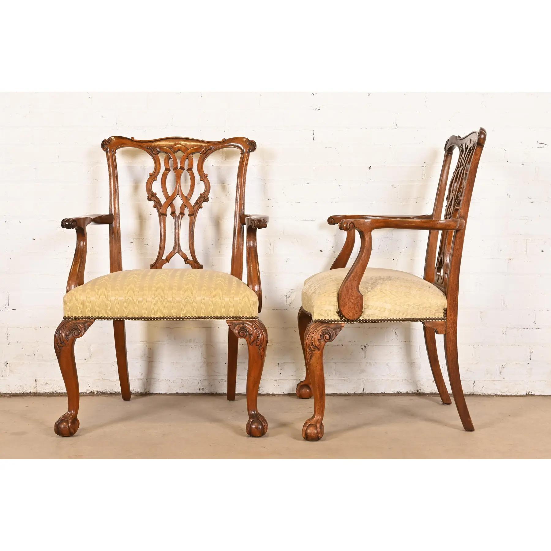 Fauteuils ou chaises capitaines de salle à manger en acajou sculpté de Baker Furniture Chippendale en vente 4