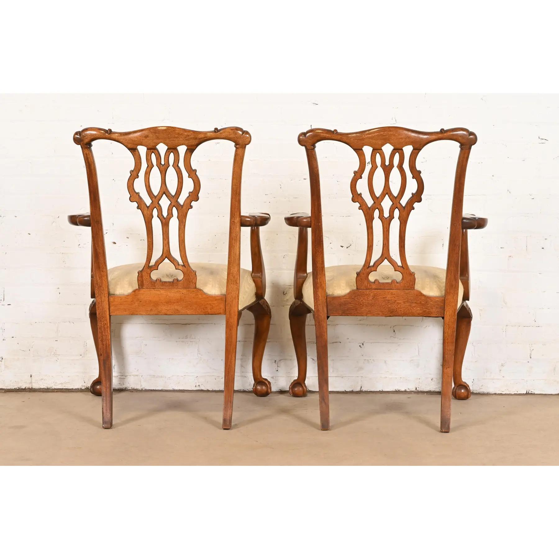Fauteuils ou chaises capitaines de salle à manger en acajou sculpté de Baker Furniture Chippendale en vente 5