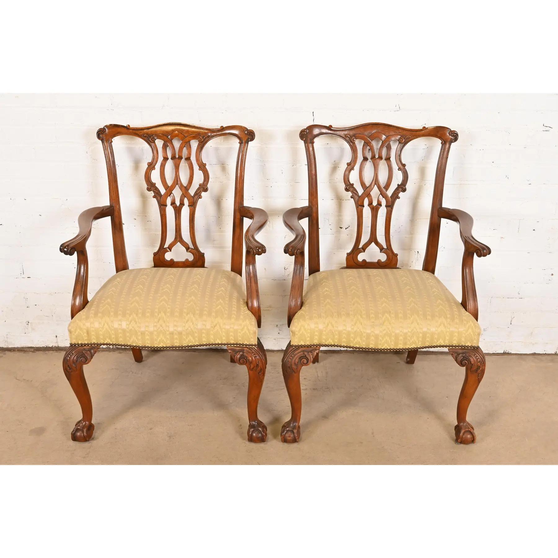 Américain Fauteuils ou chaises capitaines de salle à manger en acajou sculpté de Baker Furniture Chippendale en vente