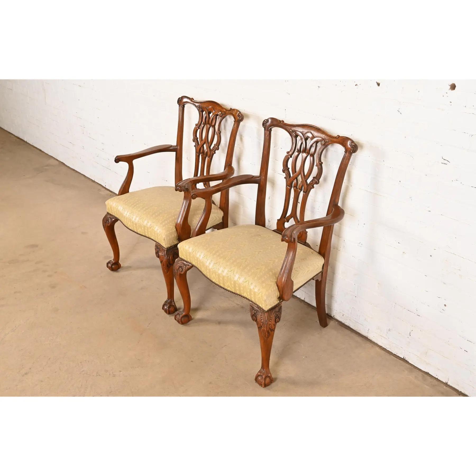 Fin du 20e siècle Fauteuils ou chaises capitaines de salle à manger en acajou sculpté de Baker Furniture Chippendale en vente