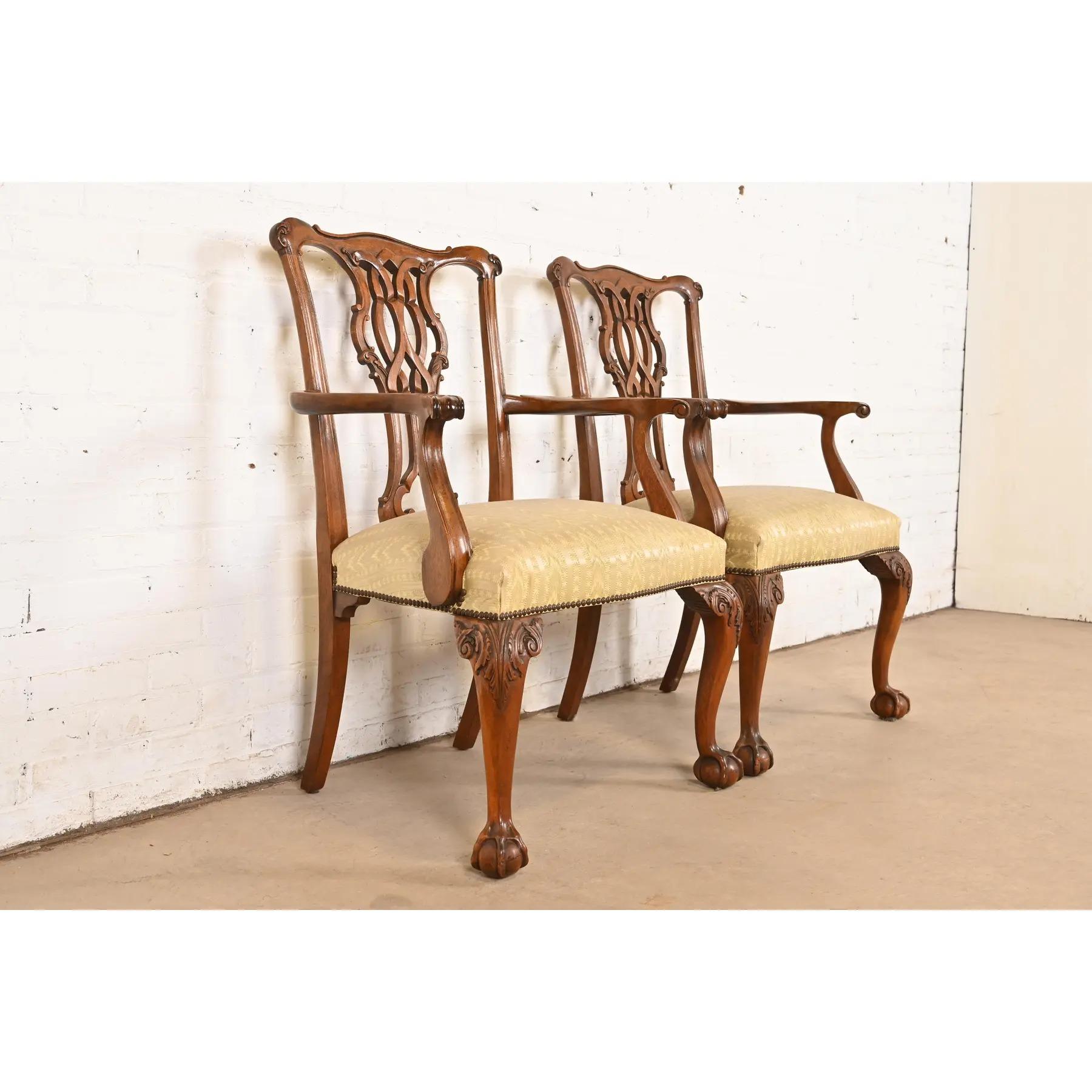 Tissu d'ameublement Fauteuils ou chaises capitaines de salle à manger en acajou sculpté de Baker Furniture Chippendale en vente