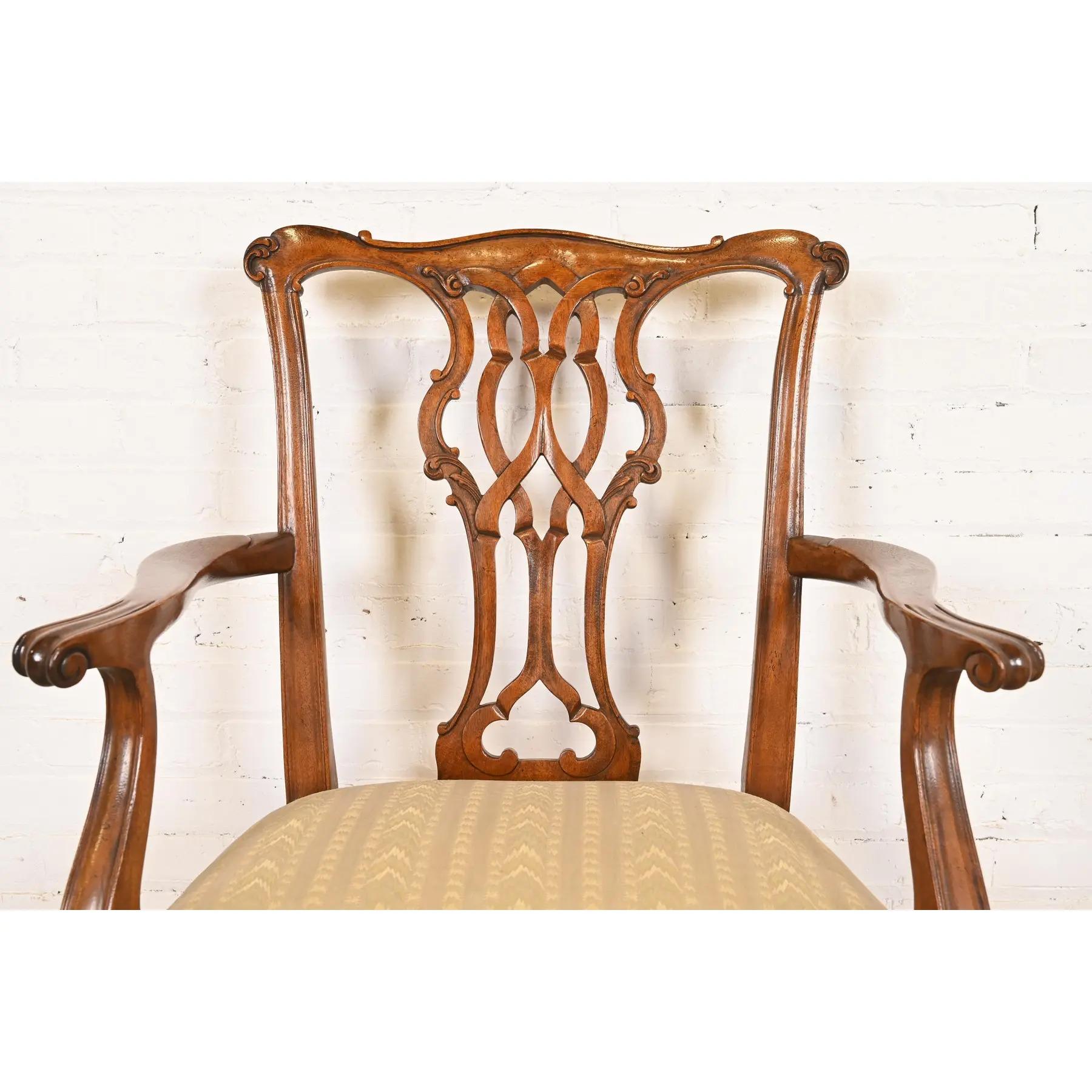 Fauteuils ou chaises capitaines de salle à manger en acajou sculpté de Baker Furniture Chippendale en vente 1