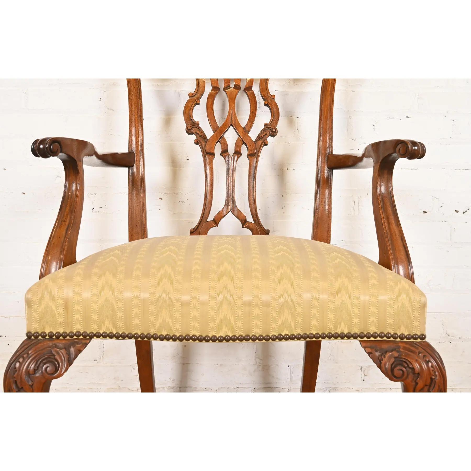 Fauteuils ou chaises capitaines de salle à manger en acajou sculpté de Baker Furniture Chippendale en vente 2