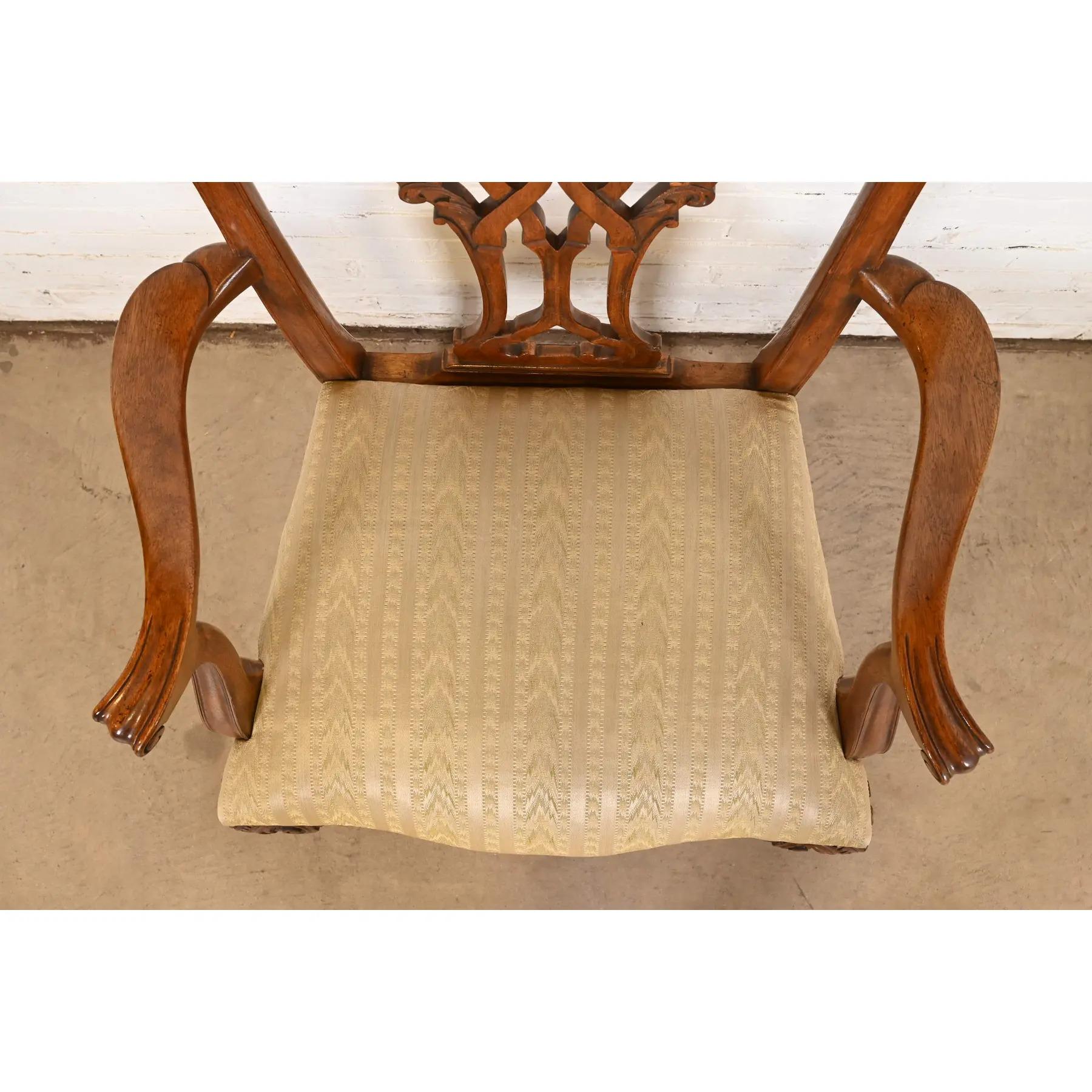 Fauteuils ou chaises capitaines de salle à manger en acajou sculpté de Baker Furniture Chippendale en vente 3