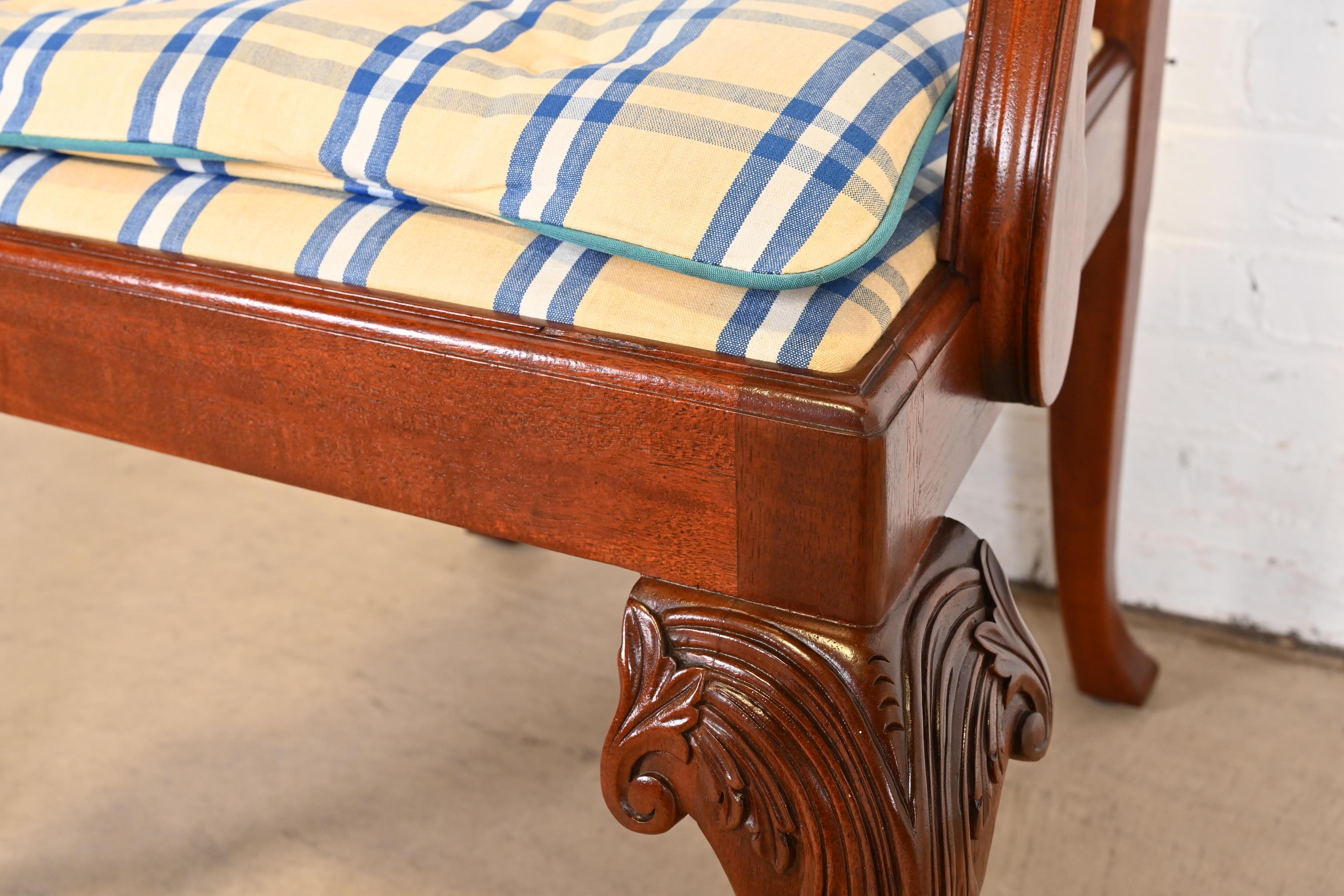 Baker Furniture Chippendale-Sessel aus geschnitztem Mahagoni, Paar im Angebot 3