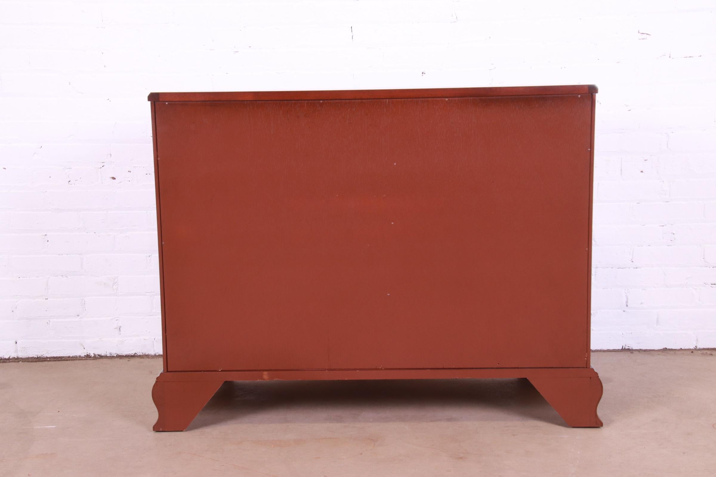 Baker Furniture Chippendale geschnitzte Mahagoni-Kommode, neu lackiert im Angebot 11