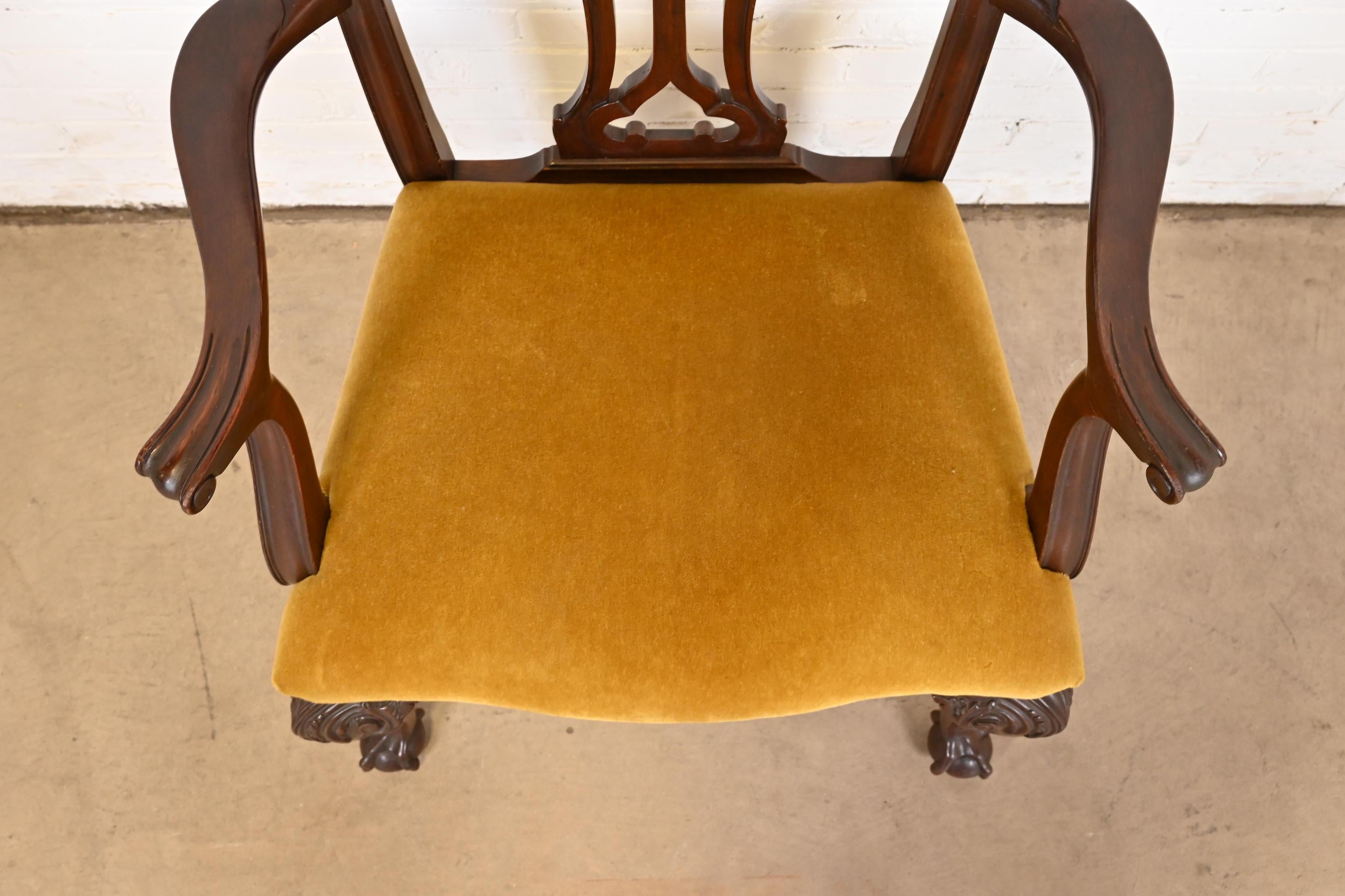 Paire de fauteuils de salle à manger en acajou sculpté de Baker Furniture Chippendale en vente 4