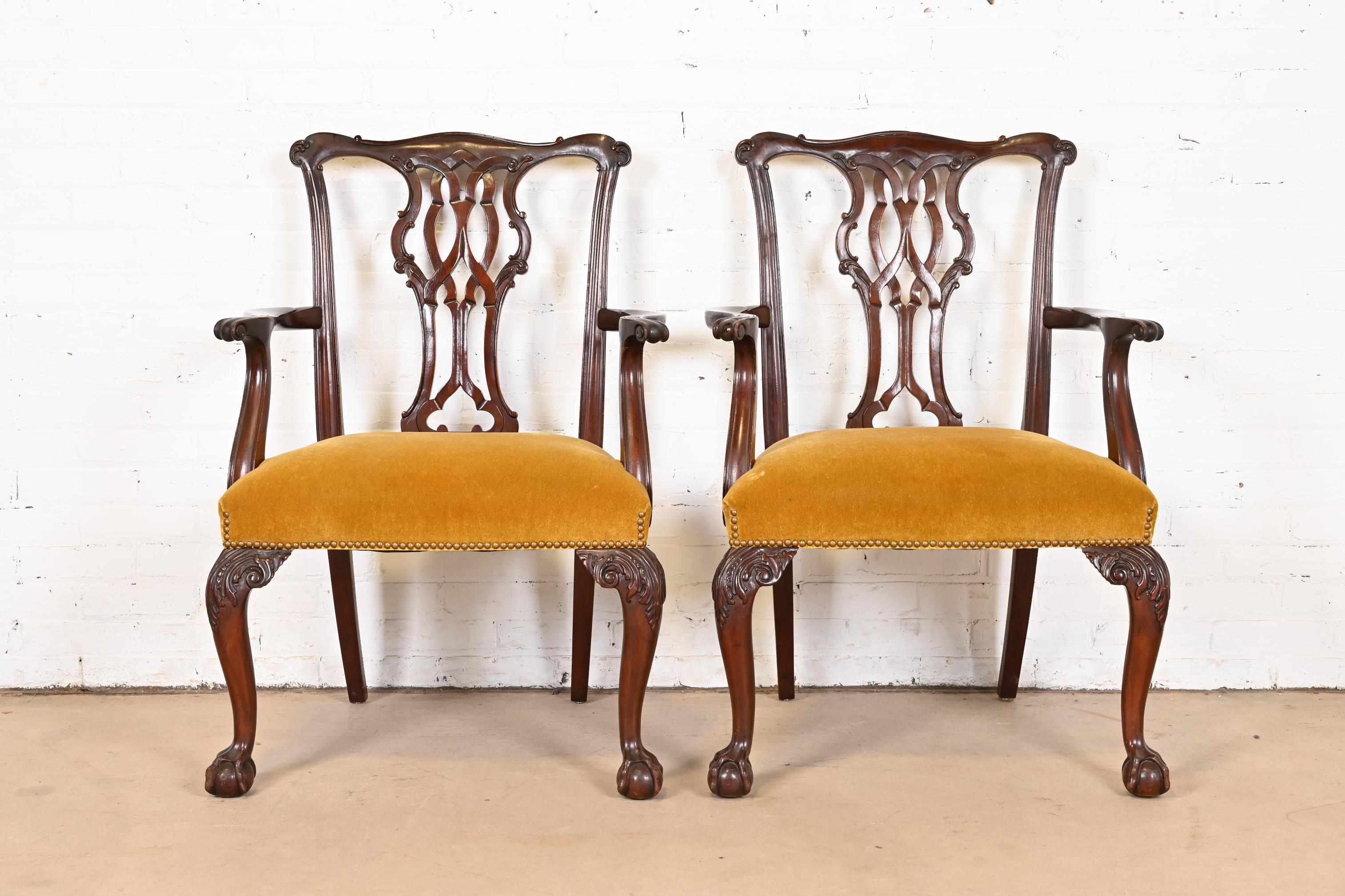 Exceptionnelle paire de fauteuils de salle à manger de style Chippendale ou géorgien

Par Baker Furniture

USA, Circa 1980

Cadre en acajou massif sculpté, avec pieds cabriole, pieds boule et griffe, et sièges rembourrés en velours clouté de