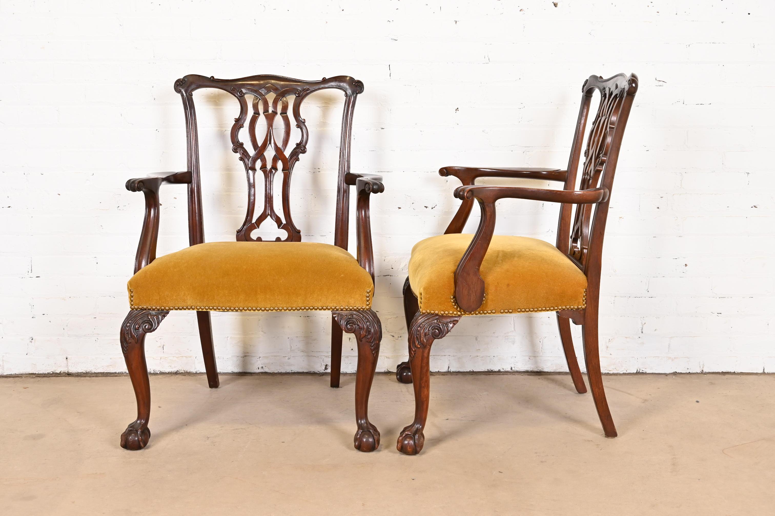 Baker Furniture Chippendale geschnitzte Mahagoni-Esszimmerstühle, Paar im Angebot 2