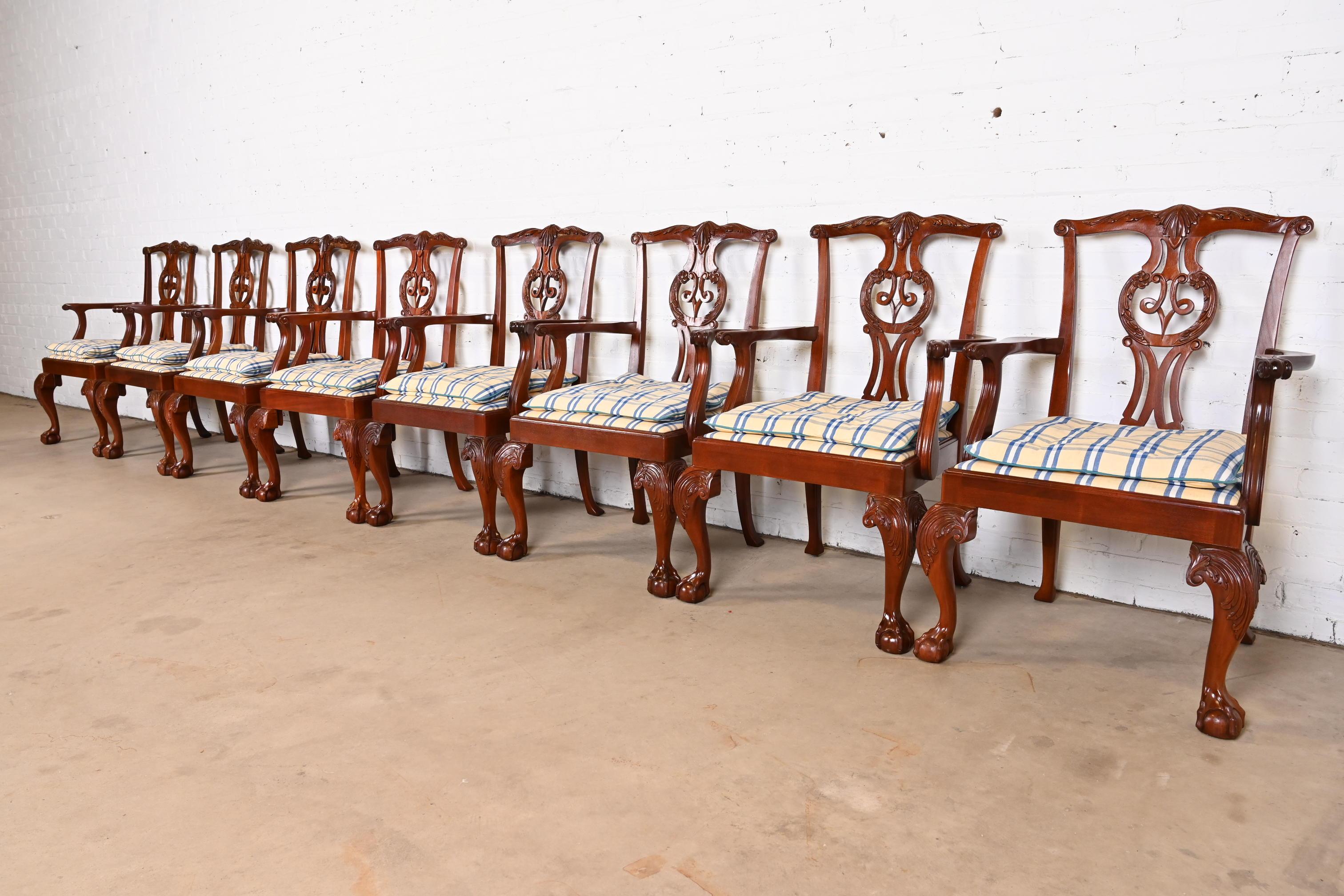 Ensemble exceptionnel de huit fauteuils de salle à manger de style Chippendale ou géorgien

Par Baker Furniture

États-Unis, vers les années 1980

Cadre en acajou massif sculpté, avec pieds cabriole et pieds boule et griffe, et tapisserie écossaise