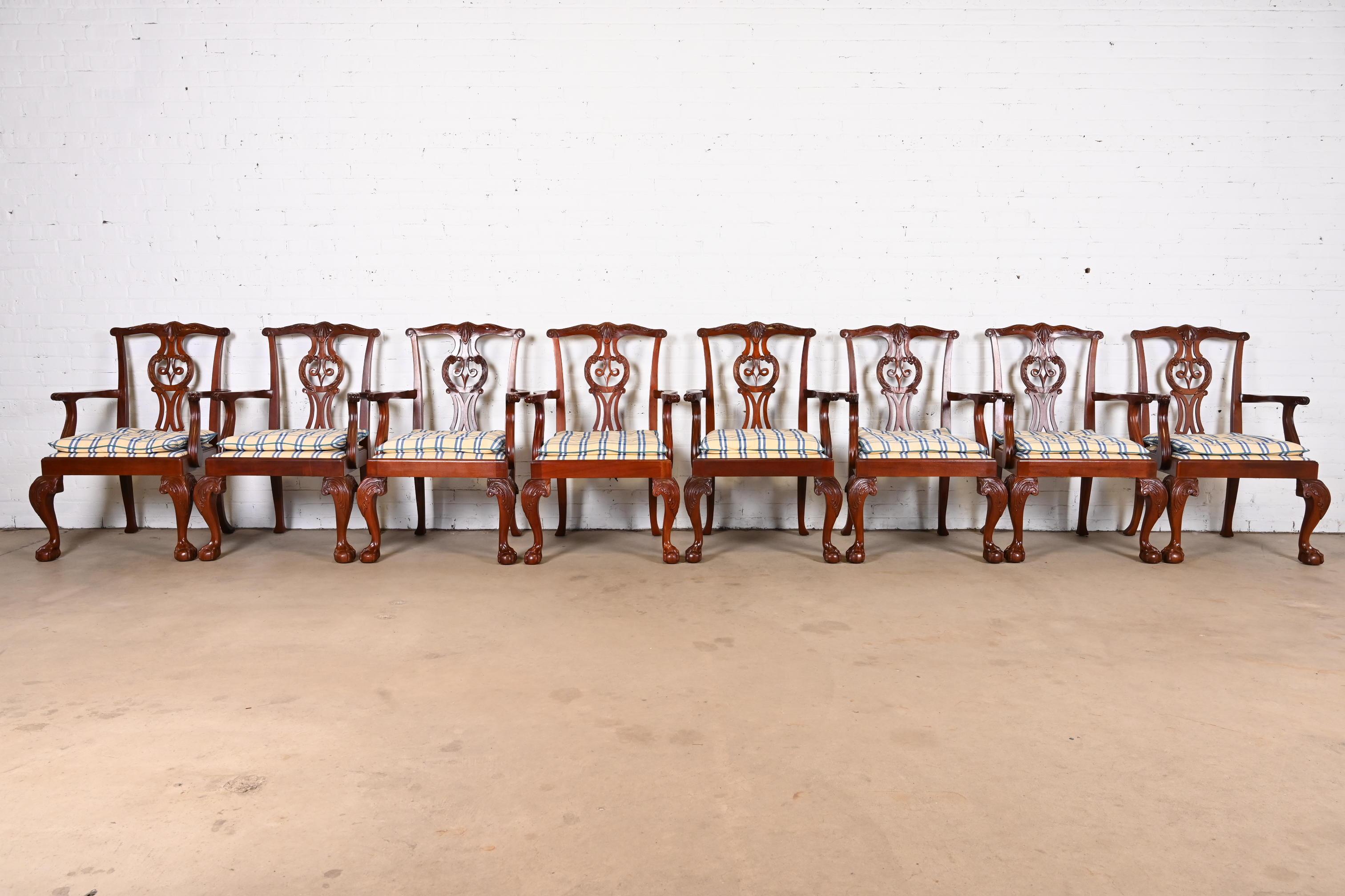 Baker Furniture Chippendale Fauteuils de salle à manger en acajou sculpté, ensemble de huit fauteuils Bon état - En vente à South Bend, IN