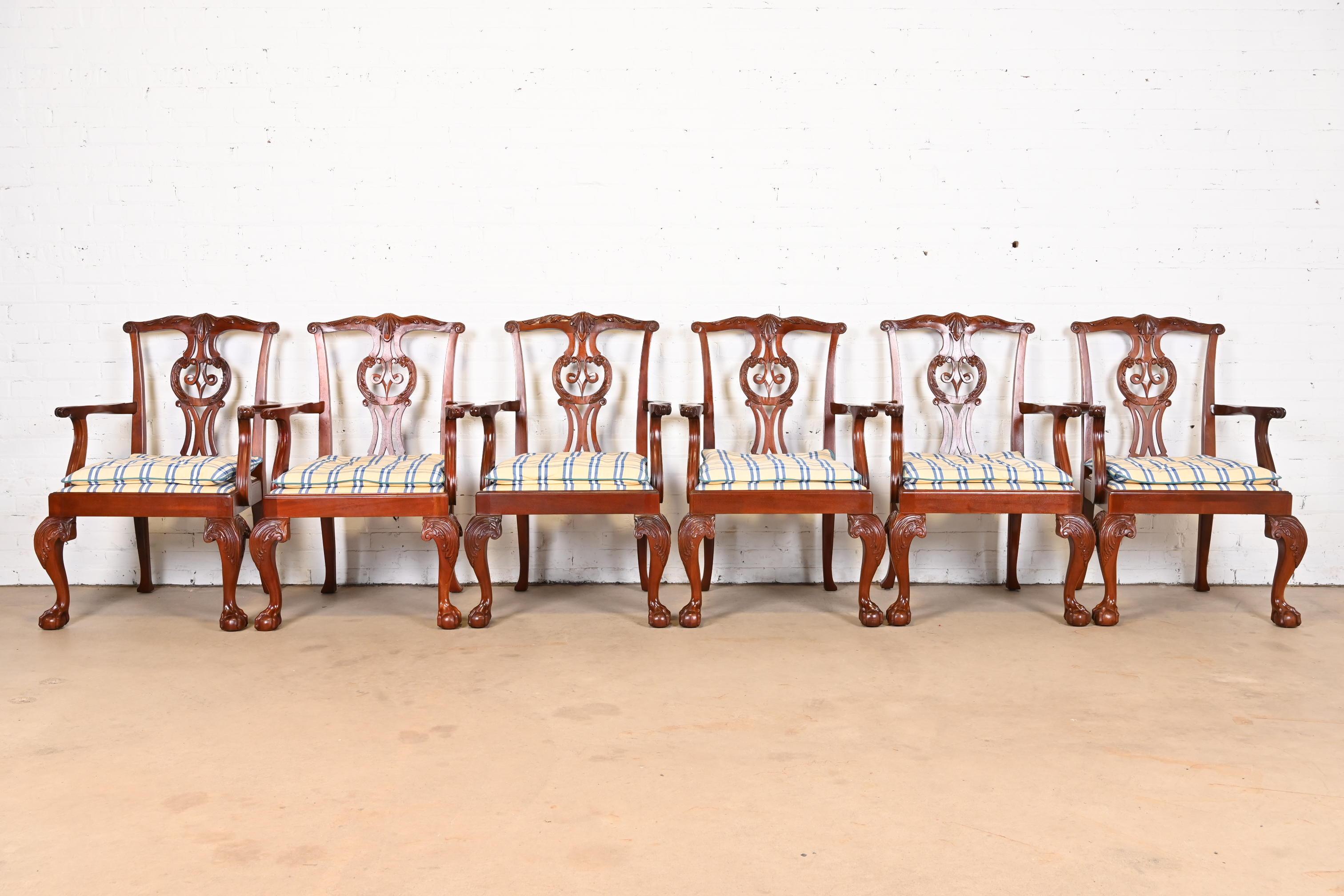 Ensemble exceptionnel de douze fauteuils de salle à manger de style Chippendale ou géorgien

Par Baker Furniture

États-Unis, vers les années 1980

Cadre en acajou massif sculpté, avec pieds cabriole et pieds boule et griffe, et tapisserie écossaise