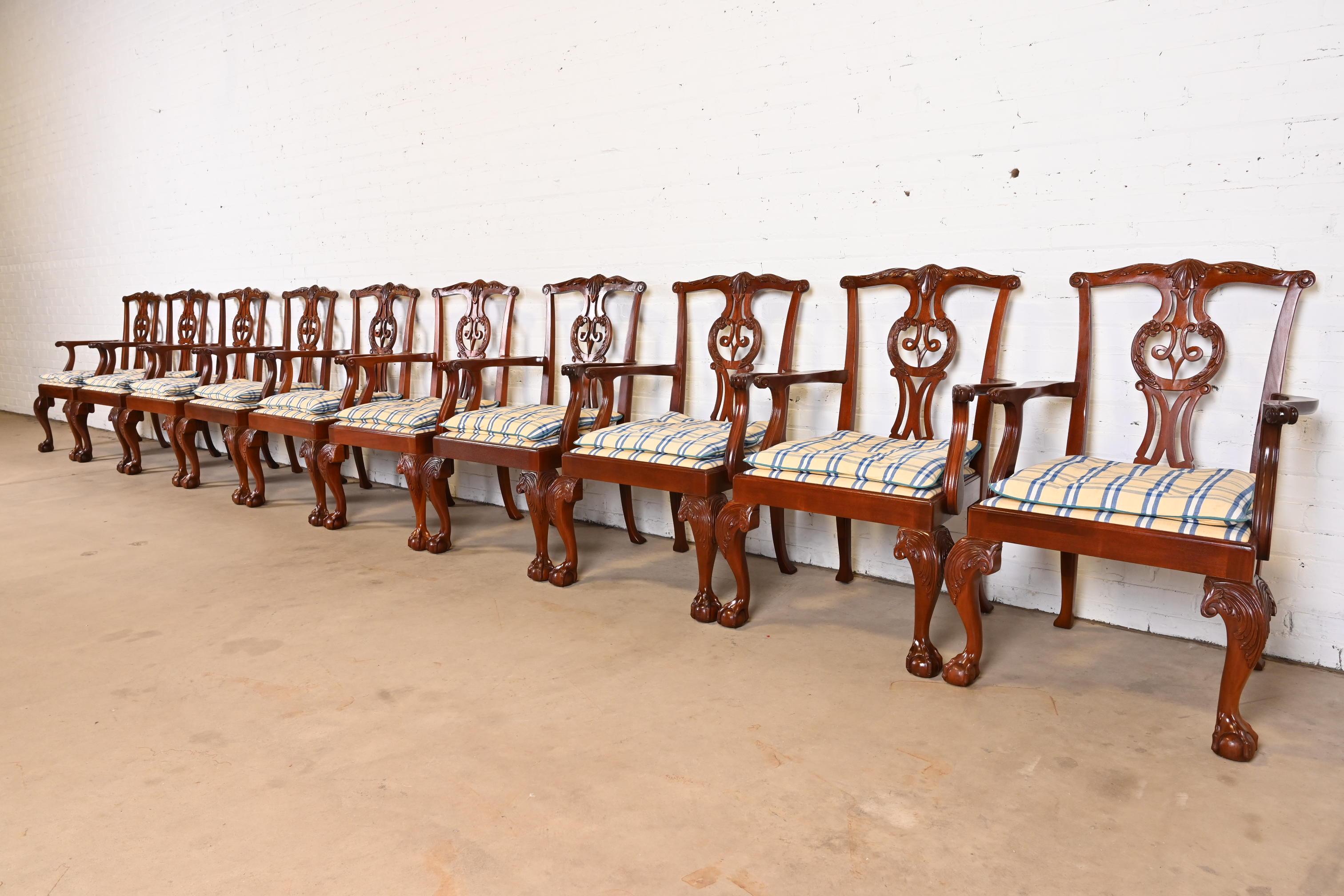 Un ensemble exceptionnel de dix fauteuils de salle à manger de style Chippendale ou géorgien

Par Baker Furniture

États-Unis, vers les années 1980

Cadre en acajou massif sculpté, avec pieds cabriole et pieds boule et griffe, et tapisserie