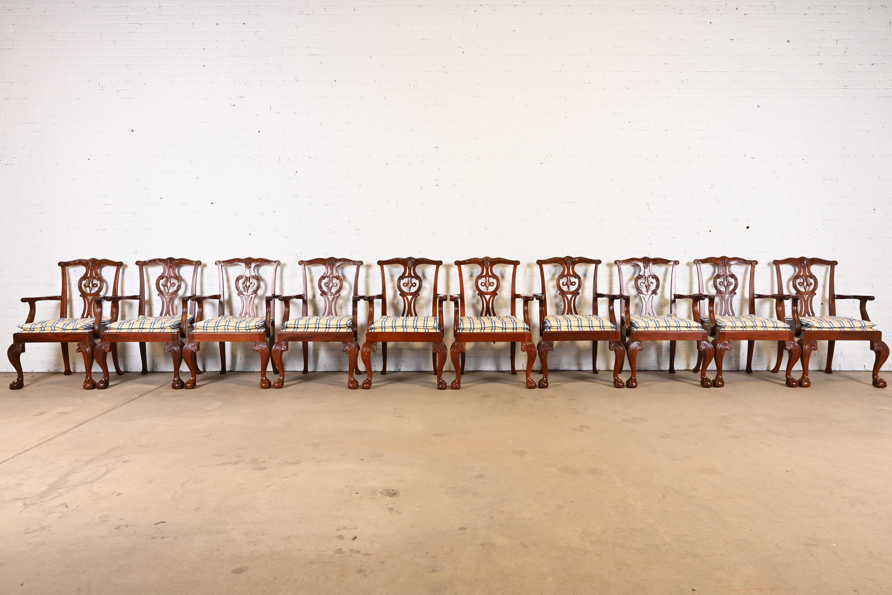 Baker Furniture Chippendale Fauteuils de salle à manger en acajou sculpté, ensemble de dix fauteuils Bon état - En vente à South Bend, IN