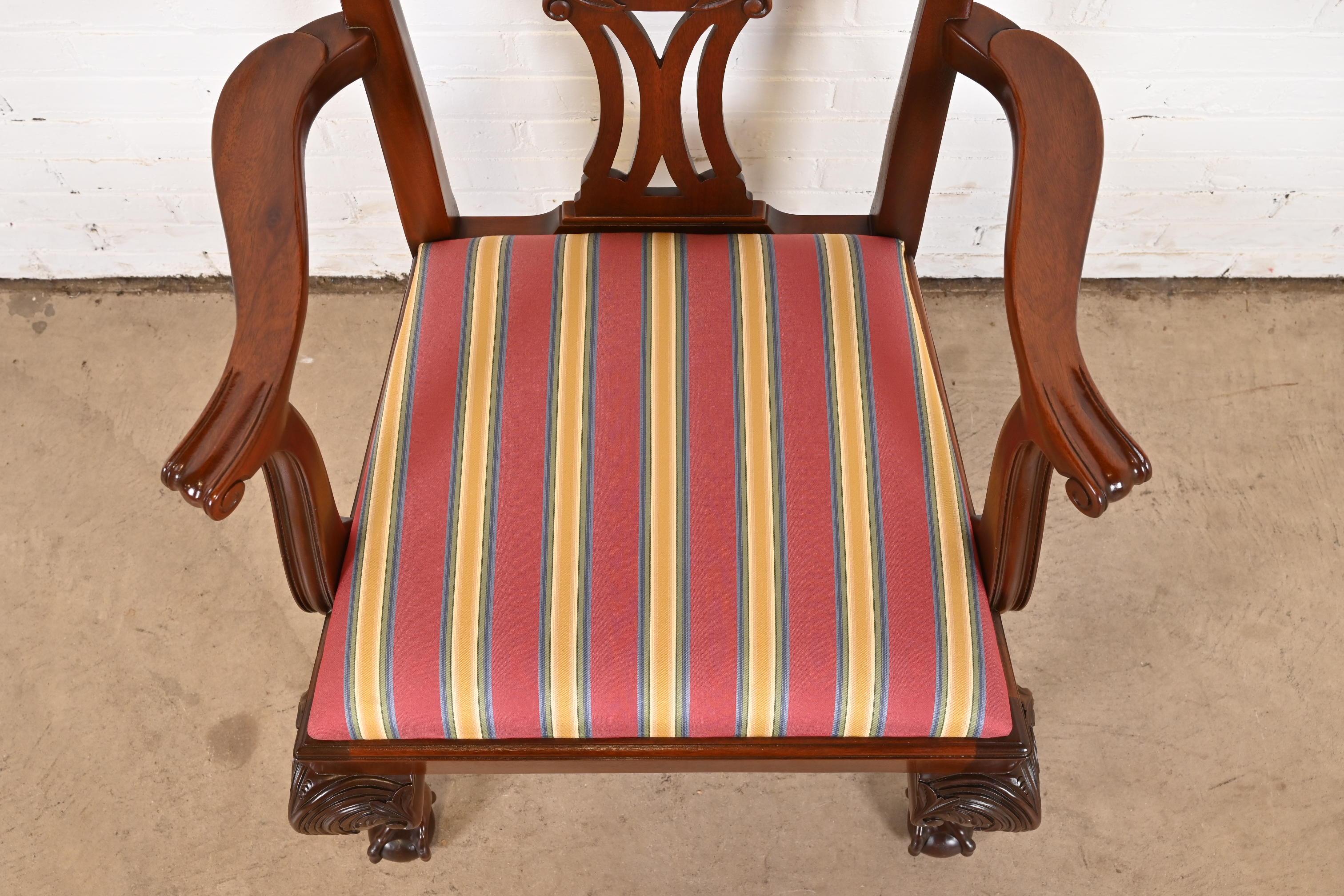Geschnitzte Chippendale-Mahagoni-Esszimmerstühle von Baker Furniture, achtteilig im Angebot 4