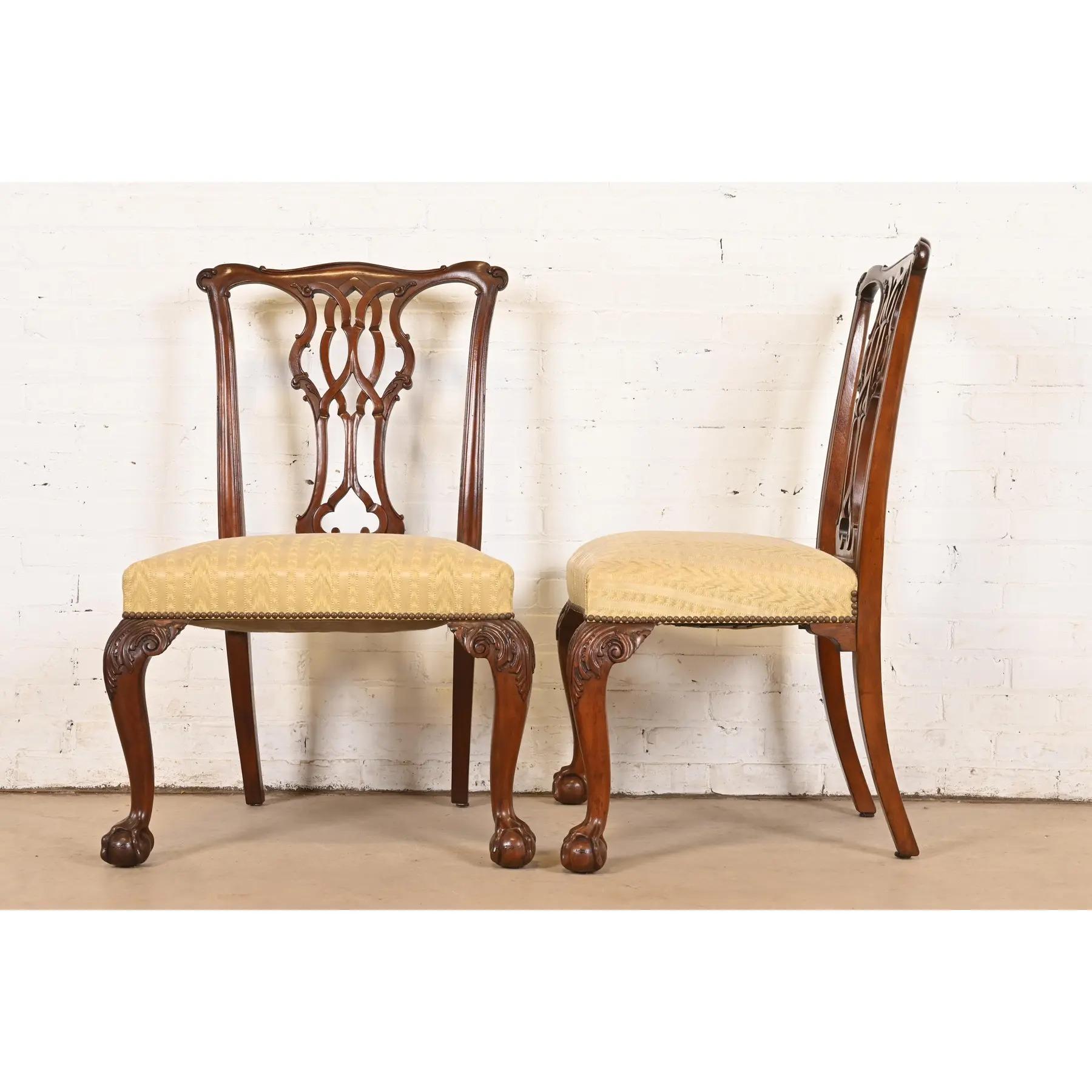 Chaises de salle à manger en acajou sculpté de Baker Furniture Chippendale, ensemble de huit chaises en vente 4