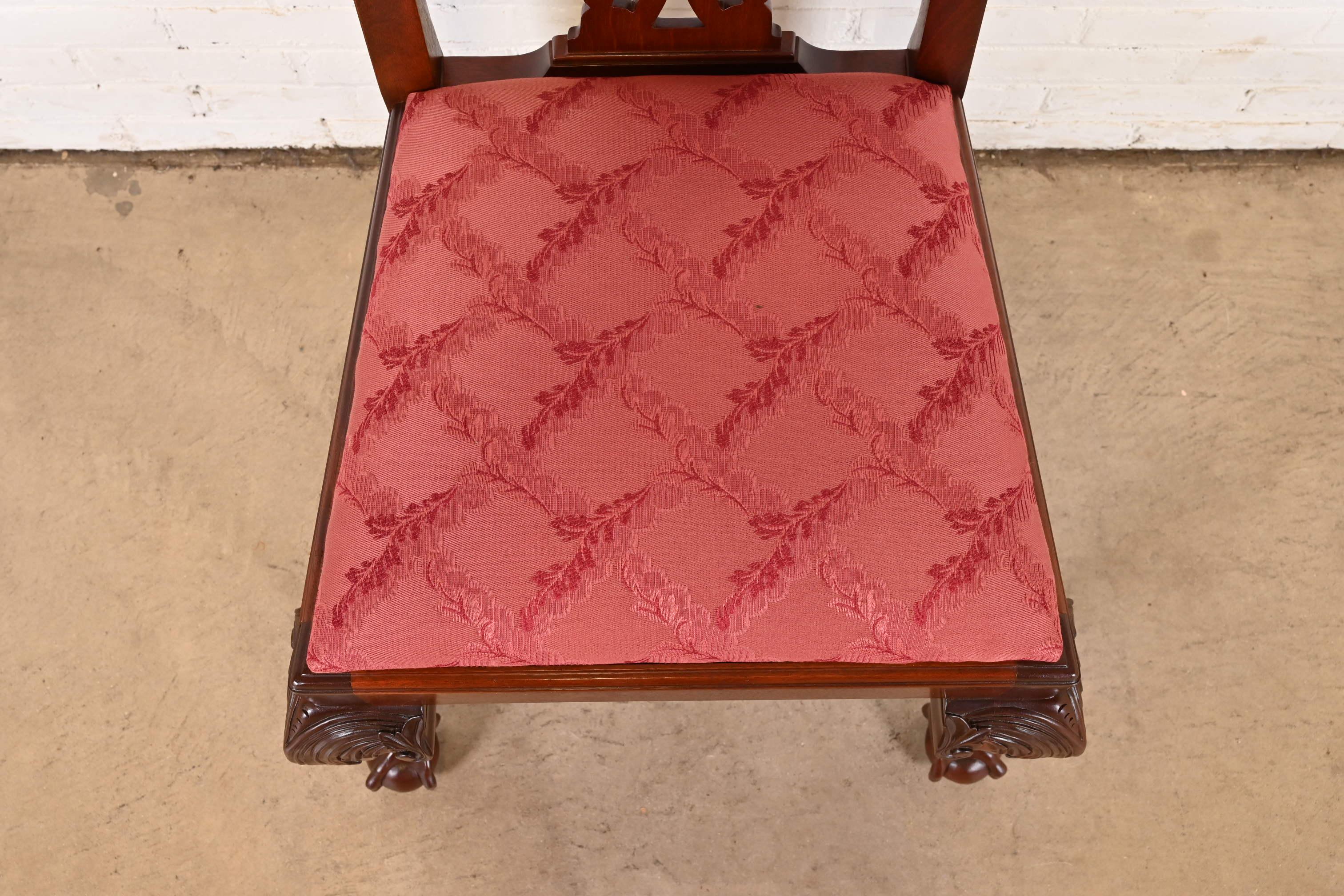 Geschnitzte Chippendale-Mahagoni-Esszimmerstühle von Baker Furniture, achtteilig im Angebot 6
