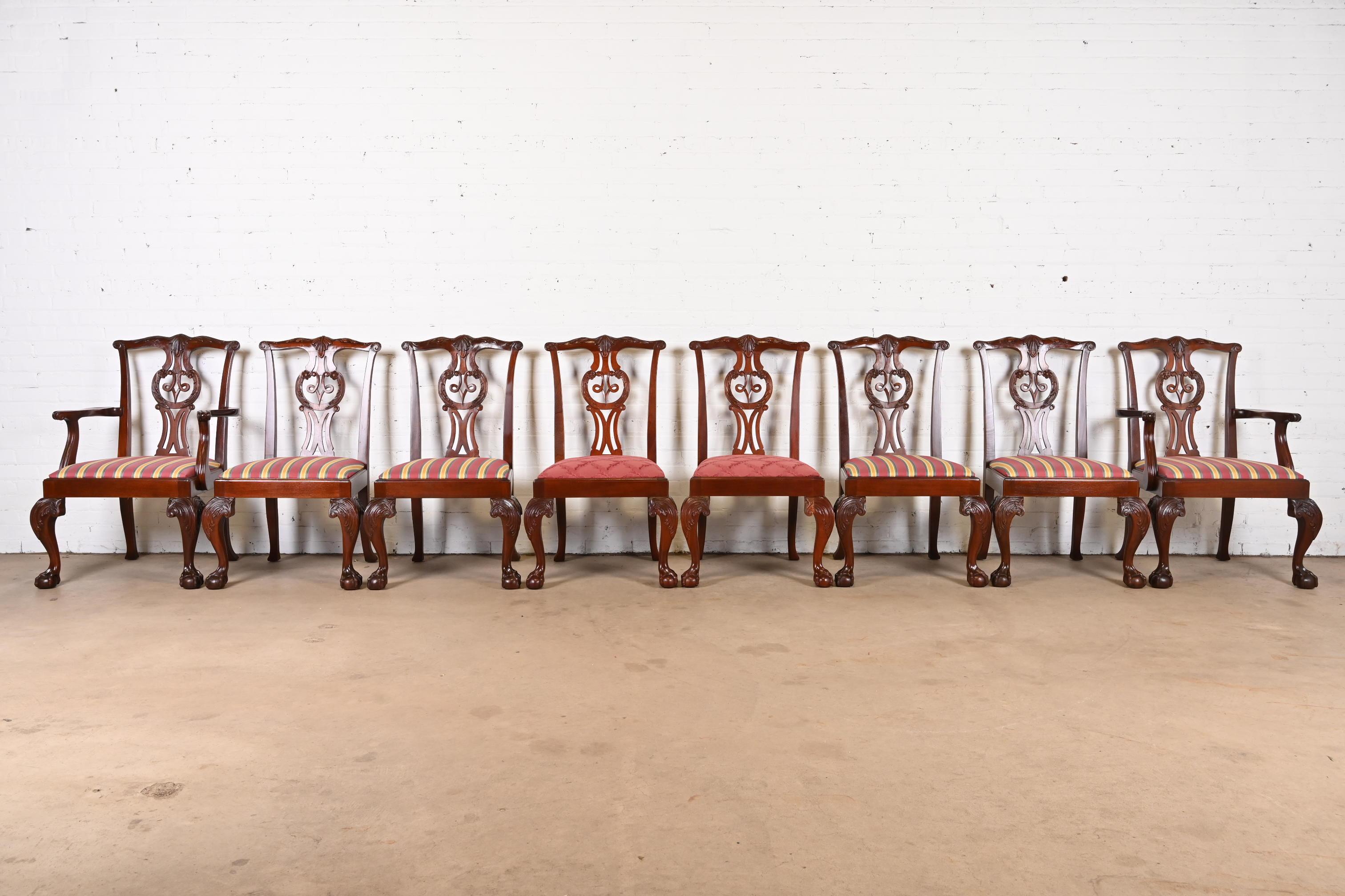 Ein außergewöhnlicher Satz von acht Esszimmerstühlen im Chippendale- oder georgianischen Stil

Von Baker Furniture

USA, ca. 1980er Jahre

Geschnitzte Rahmen aus massivem Mahagoni, mit Cabriole-Beinen, Kugel- und Klauenfüßen und gepolsterten