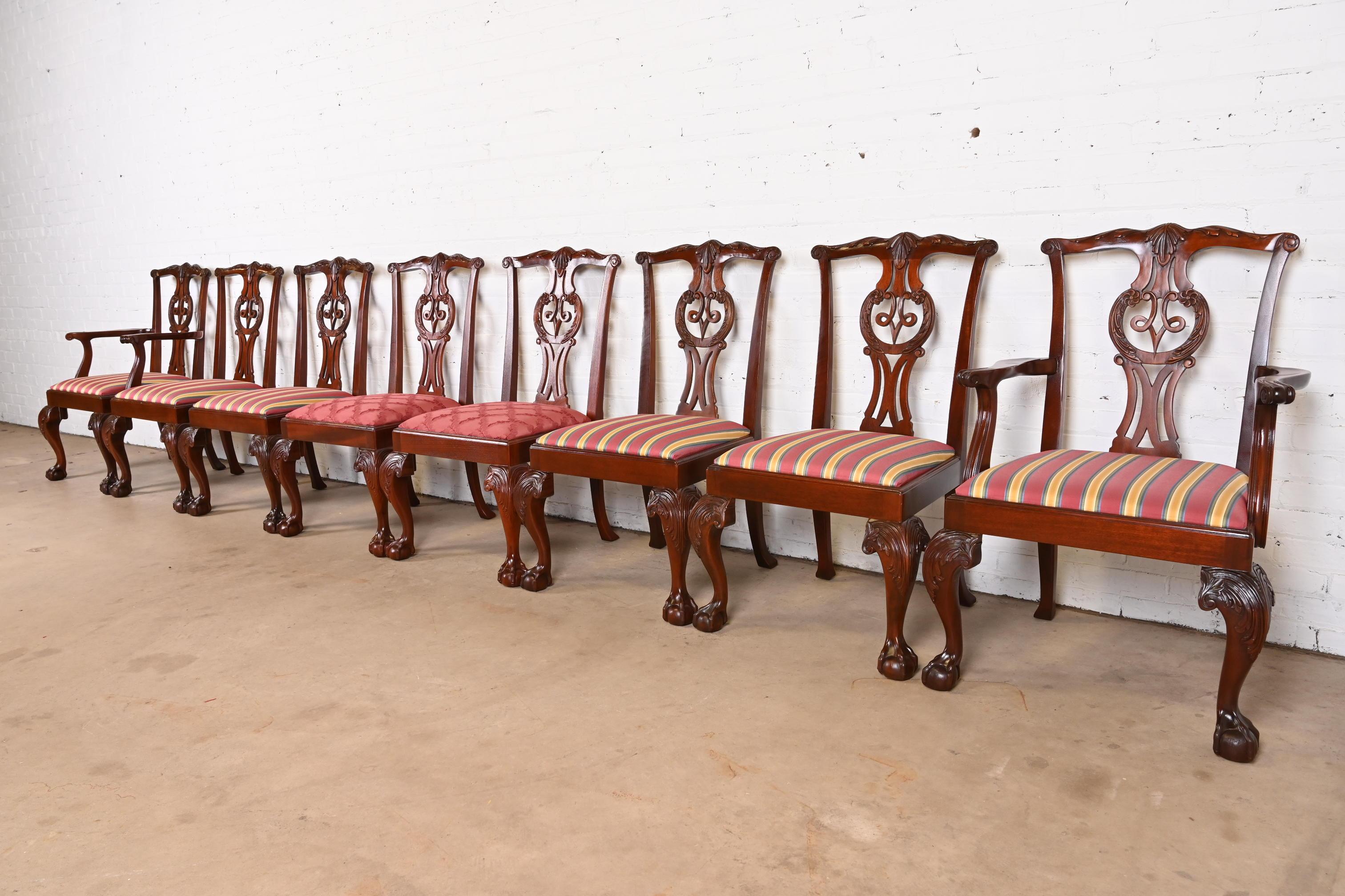 Geschnitzte Chippendale-Mahagoni-Esszimmerstühle von Baker Furniture, achtteilig im Zustand „Gut“ im Angebot in South Bend, IN