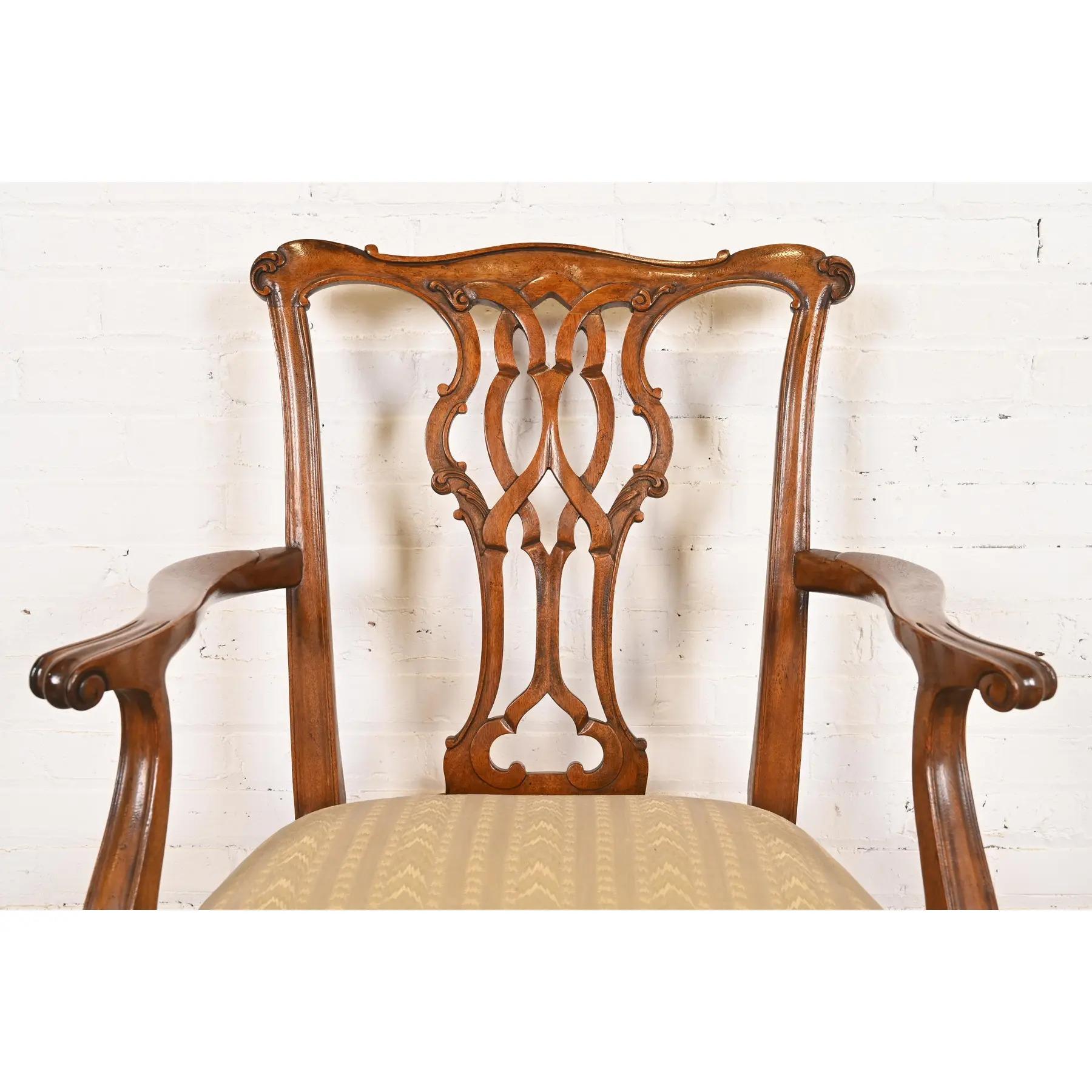 Chaises de salle à manger en acajou sculpté de Baker Furniture Chippendale, ensemble de huit chaises en vente 1