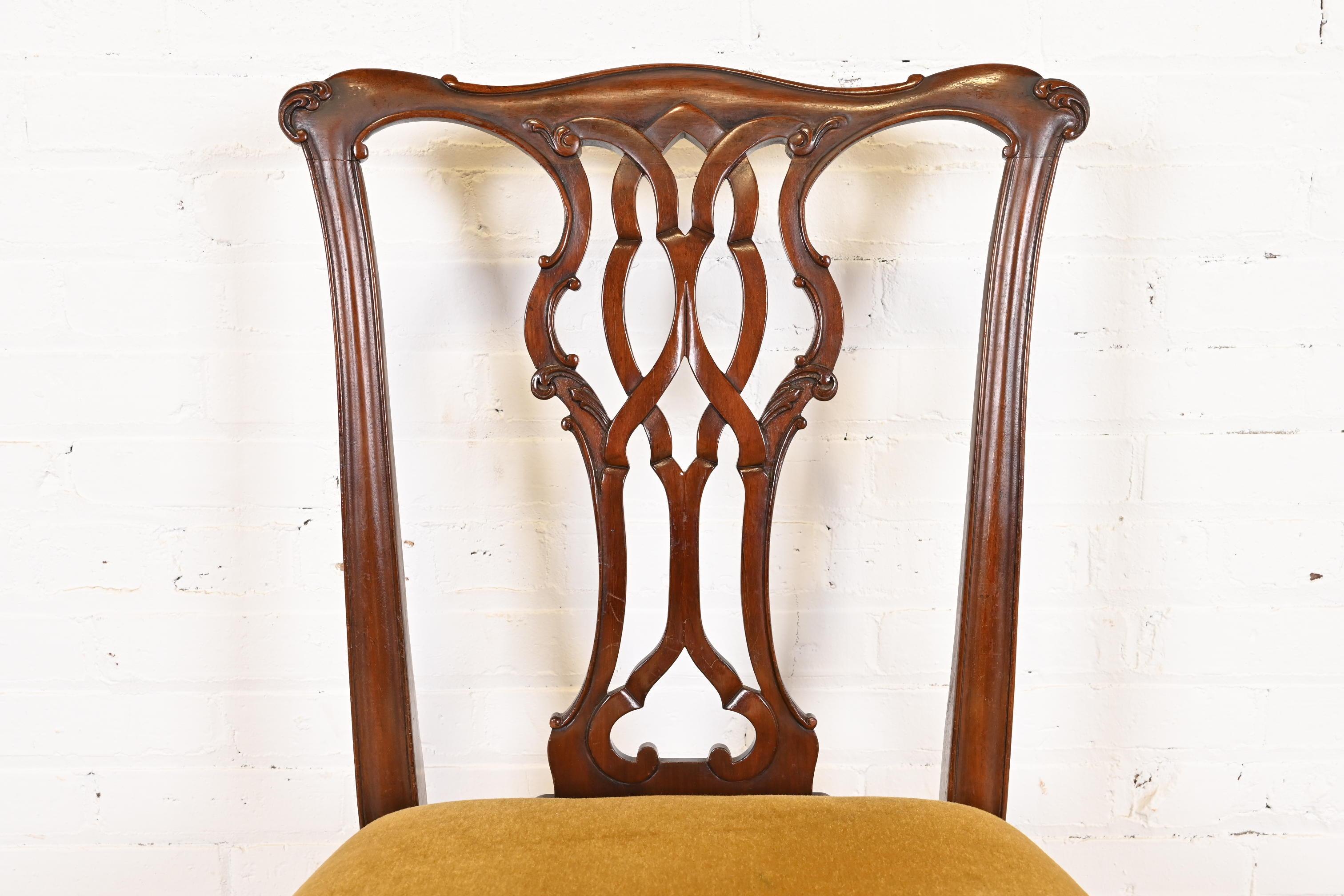 Baker Furniture Chippendale ensemble de quatre chaises de salle à manger en acajou sculpté en vente 4