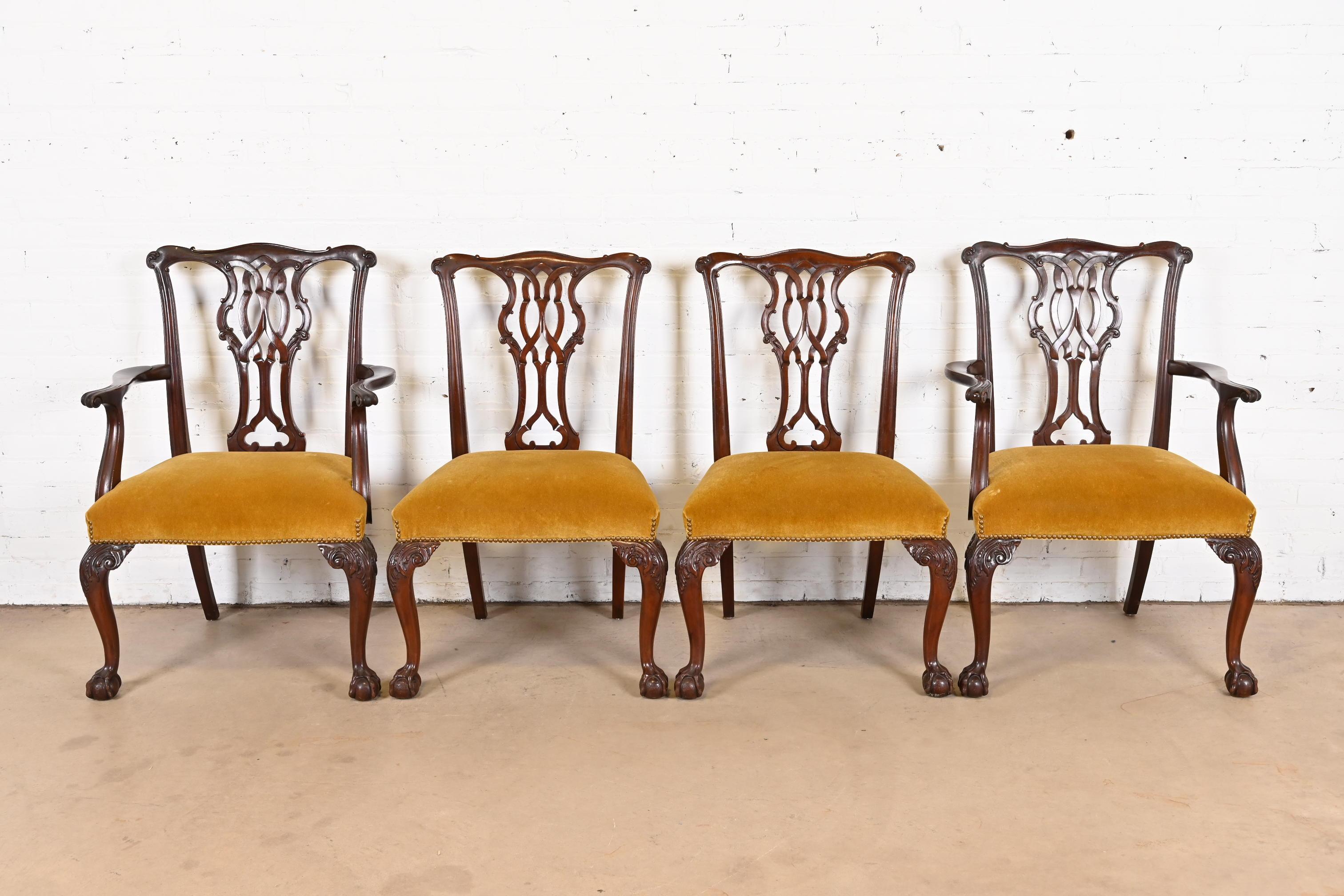 Ein außergewöhnlicher Satz von vier Esszimmerstühlen im Chippendale-Stil

Von Baker Furniture

USA, ca. 1980er Jahre

Geschnitzte Rahmen aus massivem Mahagoni mit Cabriole-Beinen, Kugel- und Klauenfüßen und mit Messing beschlagenen, gepolsterten
