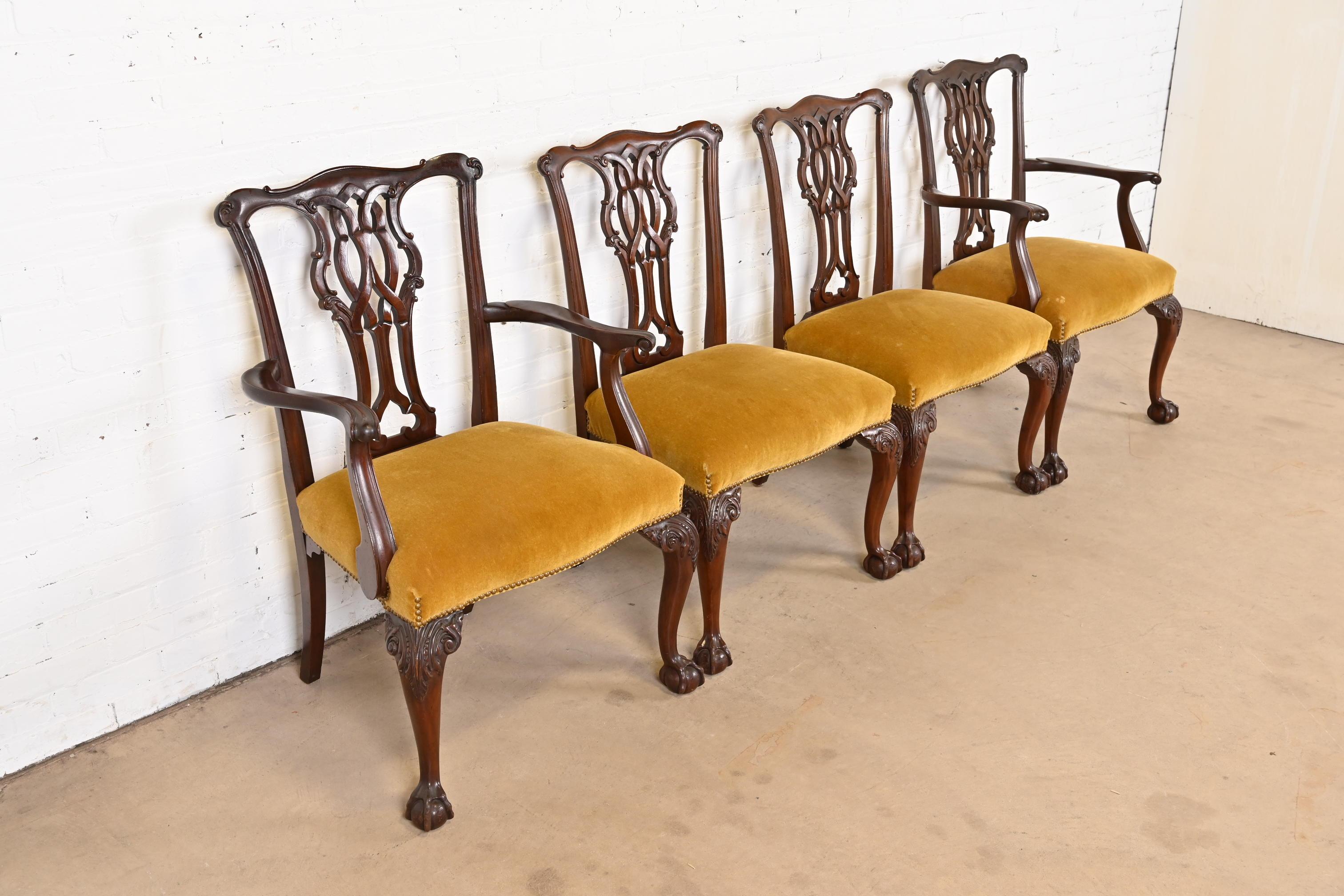 Laiton Baker Furniture Chippendale ensemble de quatre chaises de salle à manger en acajou sculpté en vente