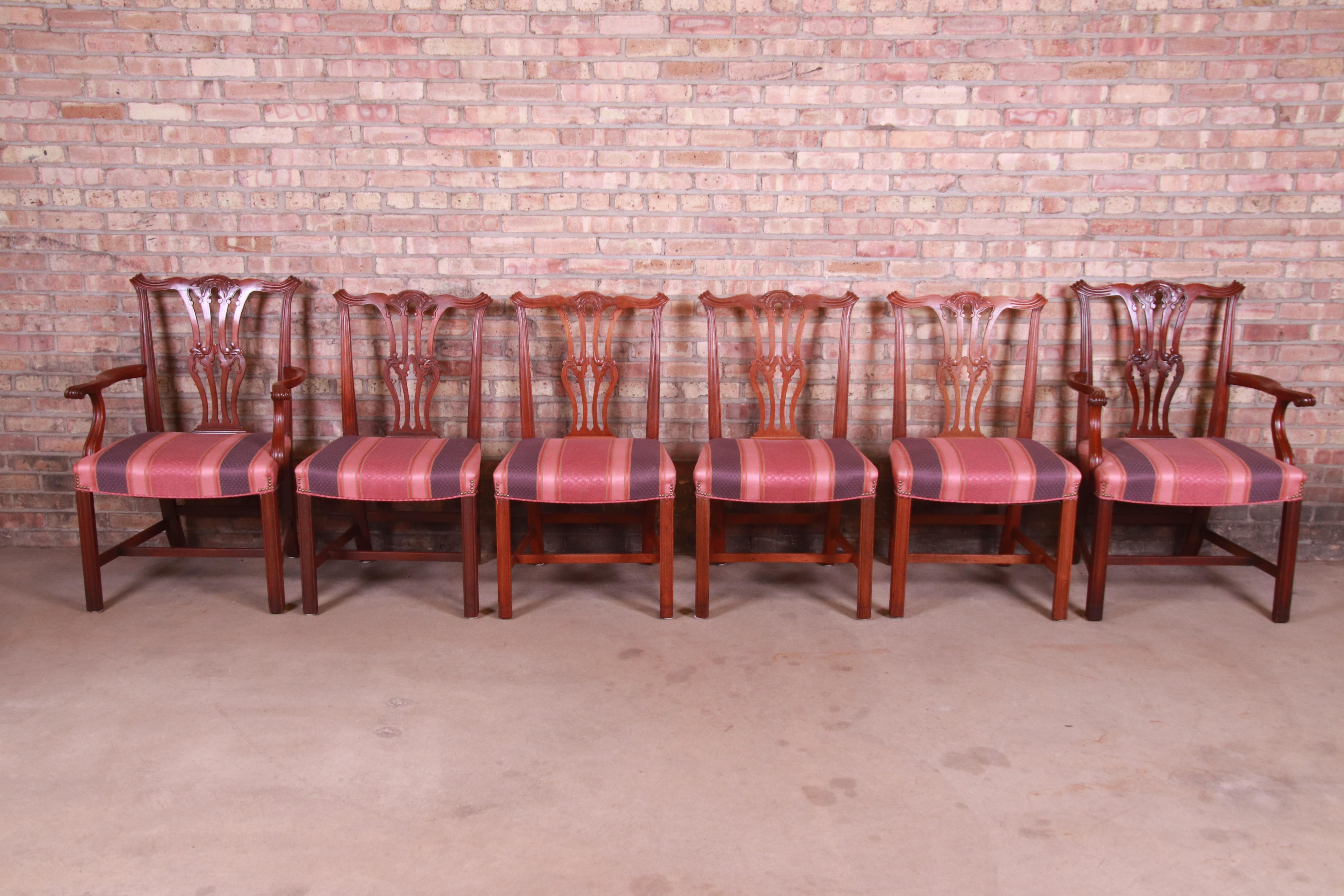 A gorgeous set of six Chippendale style carved mahogany dining chairs

By Baker Furniture

USA, circa 1980s

Solid carved mahogany frames, with upholstered seats.

Measures:
Armchair- 26.25