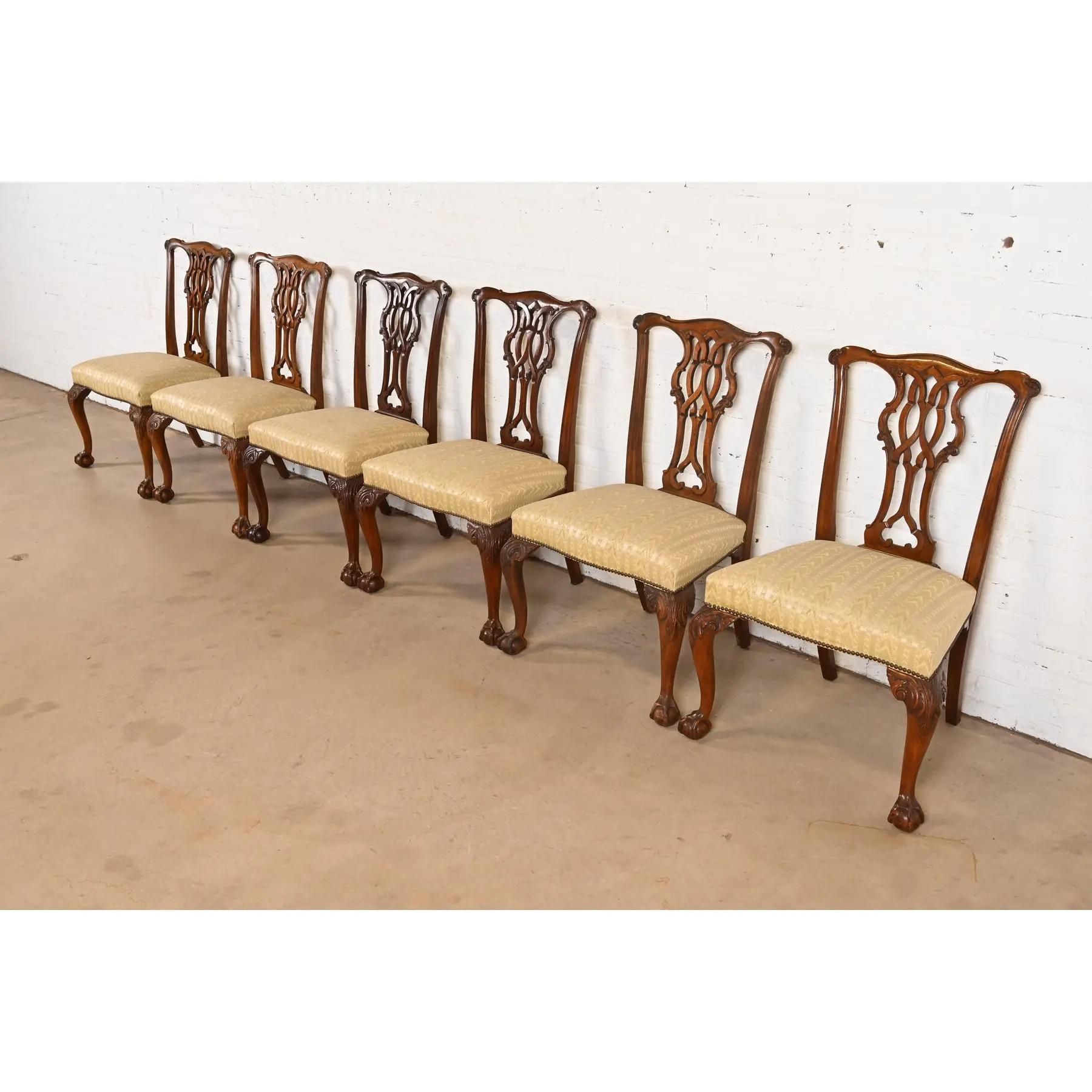 Américain Chaises de salle à manger en acajou sculpté de Baker Furniture Chippendale, ensemble de six chaises en vente