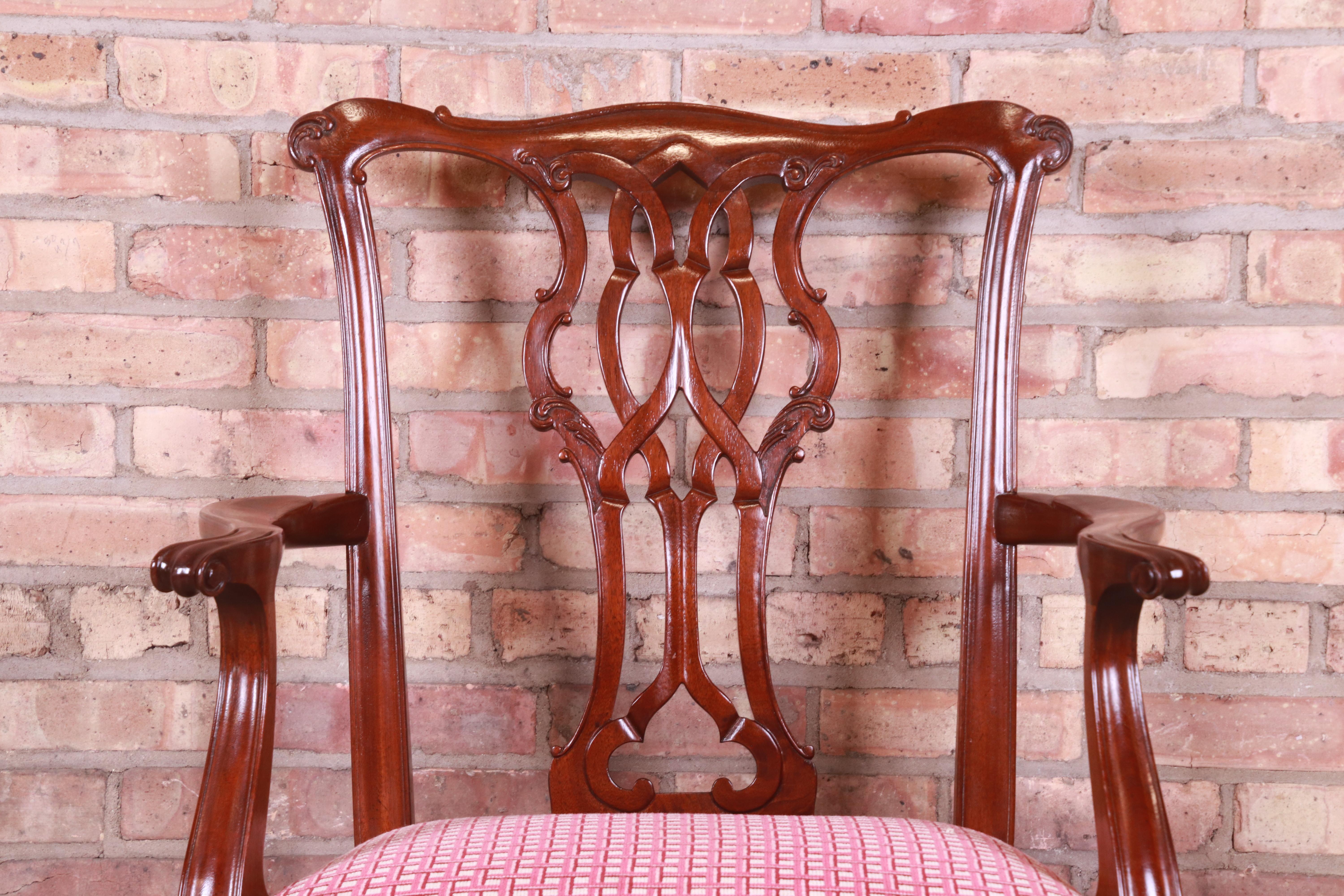 Baker Baker Furniture Chippendale geschnitzte Mahagoni-Esszimmerstühle, Satz von zehn Stühlen im Angebot 4