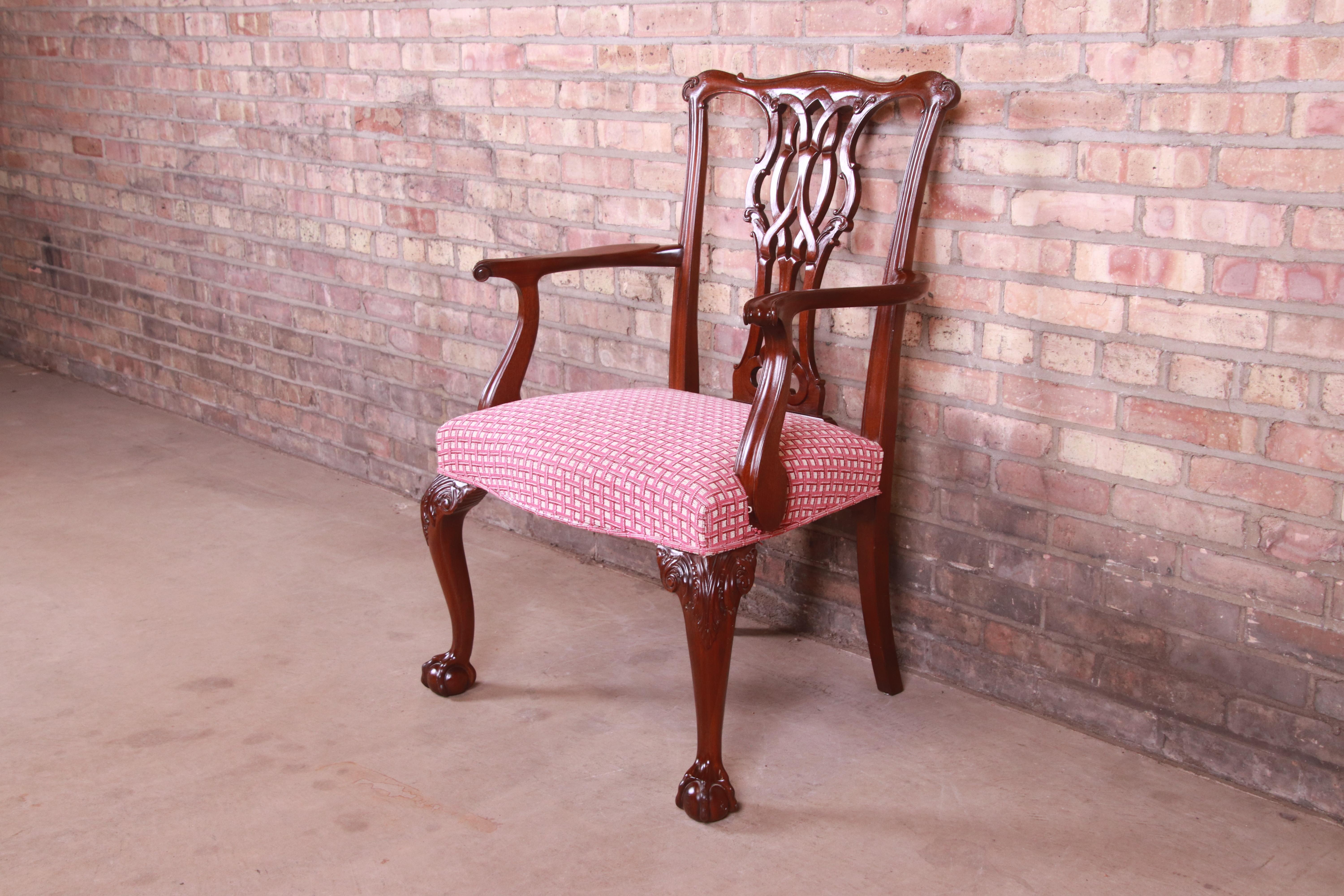 Chaises de salle à manger Chippendale en acajou sculpté de Baker Furniture, lot de dix en vente 6