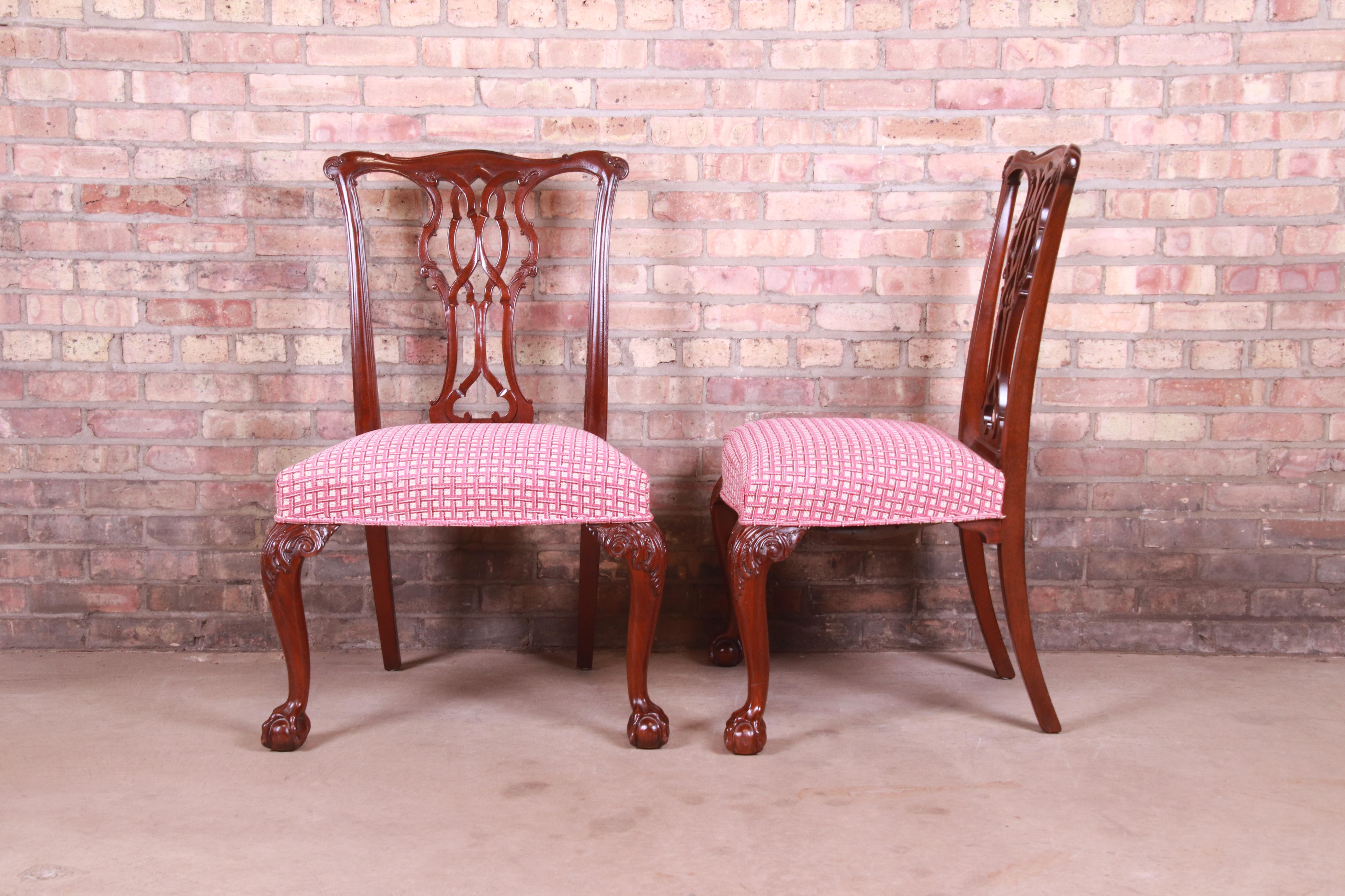 Chaises de salle à manger Chippendale en acajou sculpté de Baker Furniture, lot de dix en vente 8