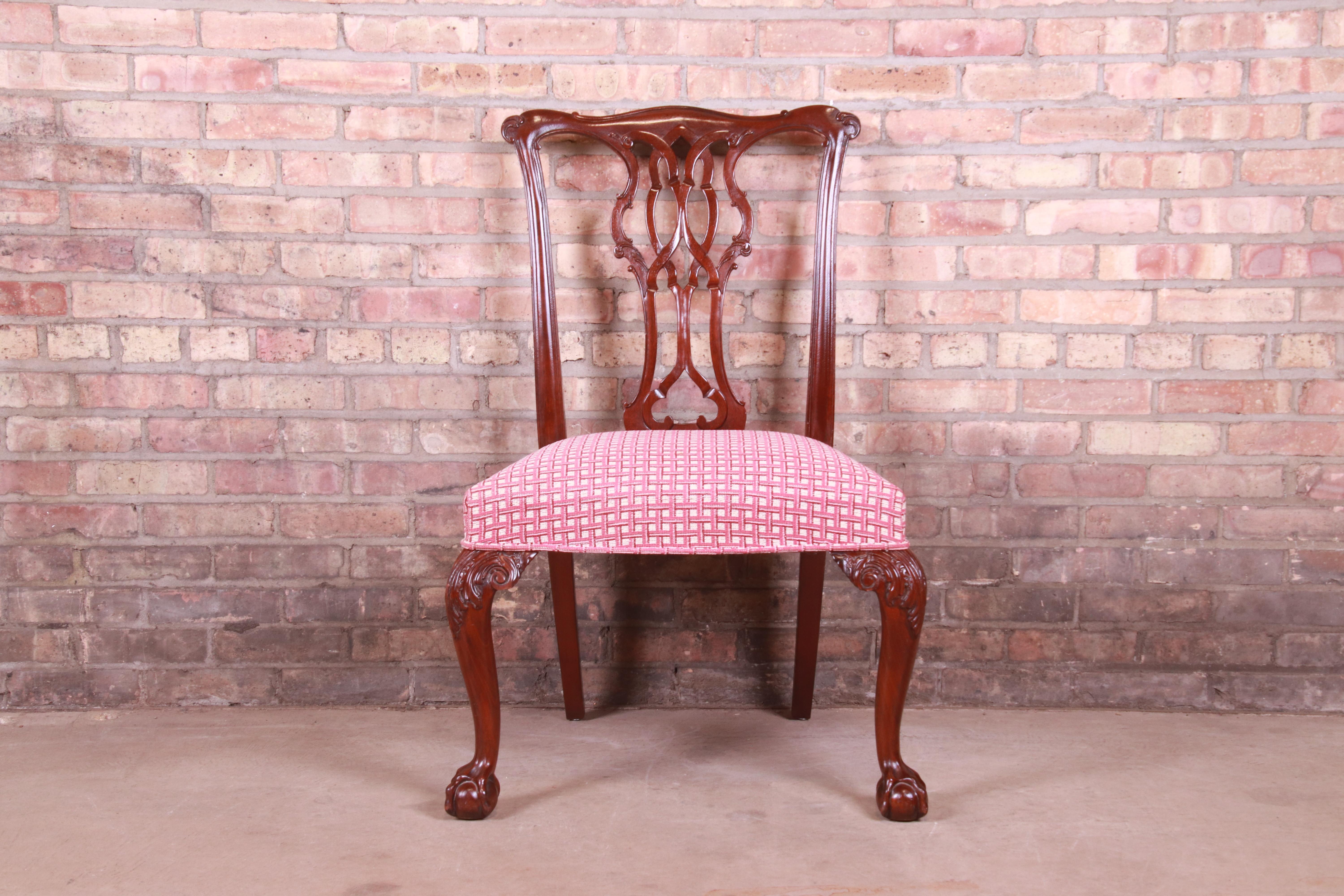 Chaises de salle à manger Chippendale en acajou sculpté de Baker Furniture, lot de dix en vente 9