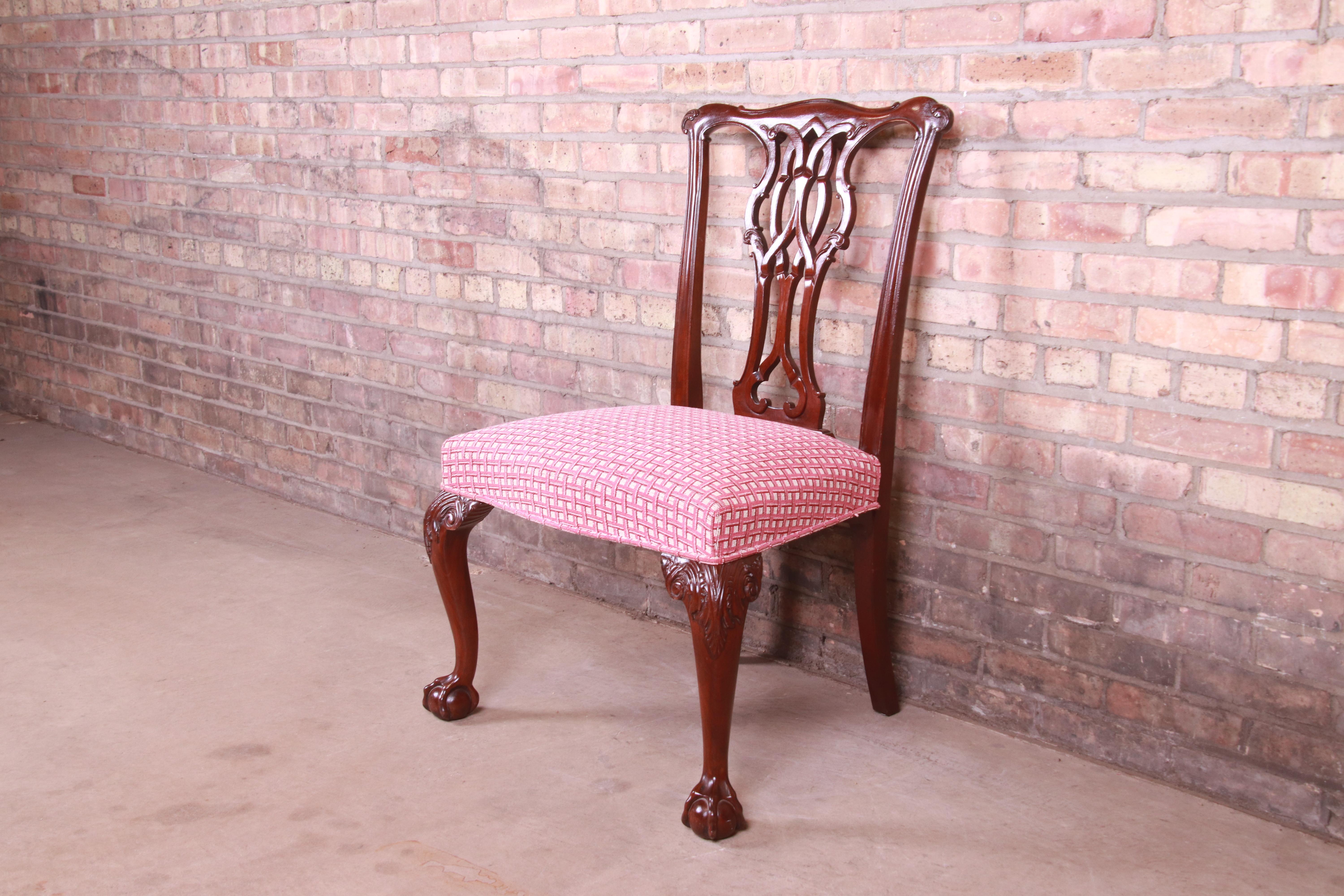 Chaises de salle à manger Chippendale en acajou sculpté de Baker Furniture, lot de dix en vente 12