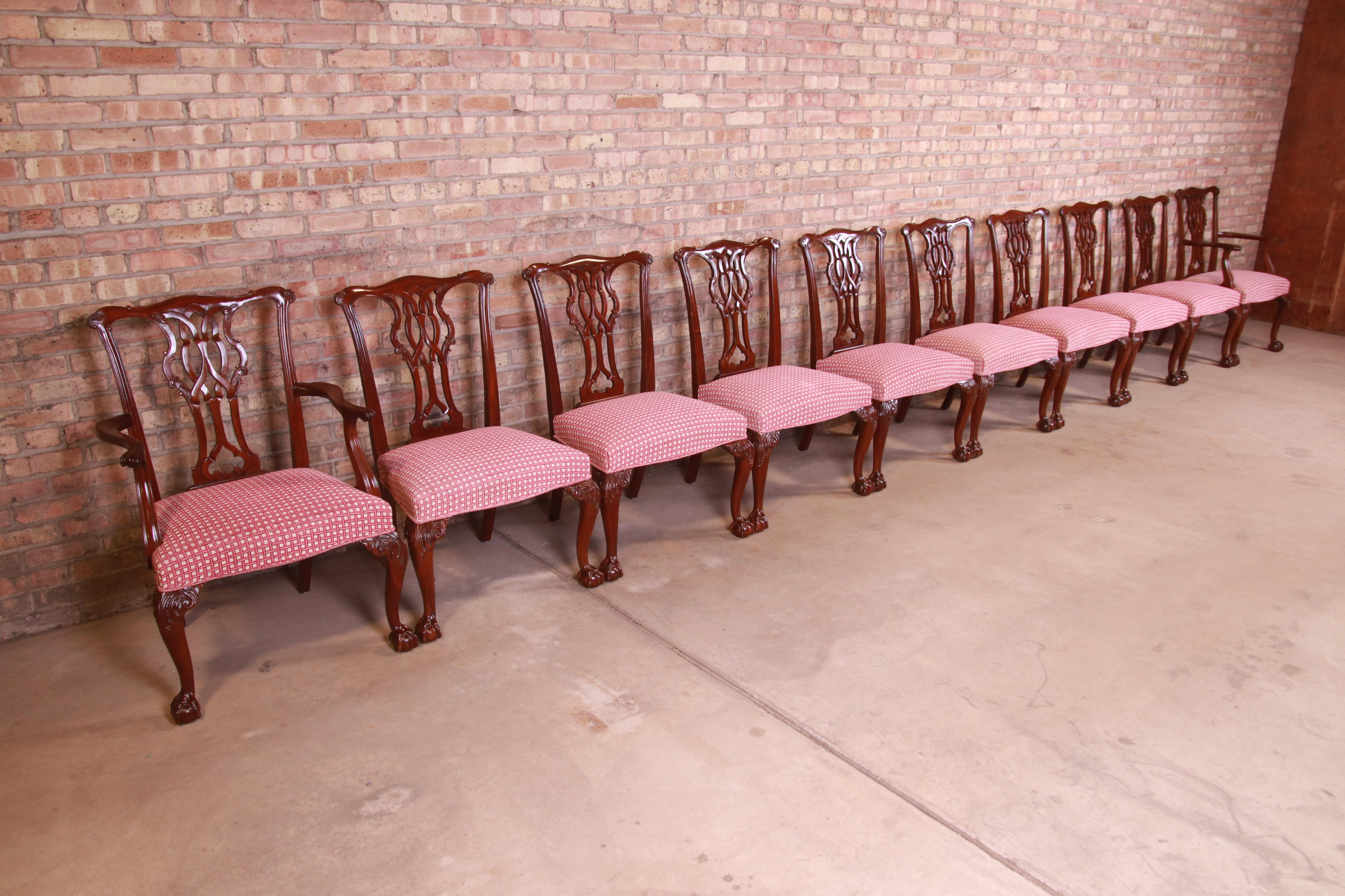 Un ensemble exceptionnel de dix chaises de salle à manger de style Chippendale

Par Baker Furniture

USA, Circa 1980

Cadres en acajou massif sculpté avec pieds cabriole et pieds boule et griffe, et sièges rembourrés.

Mesures :
Chaises