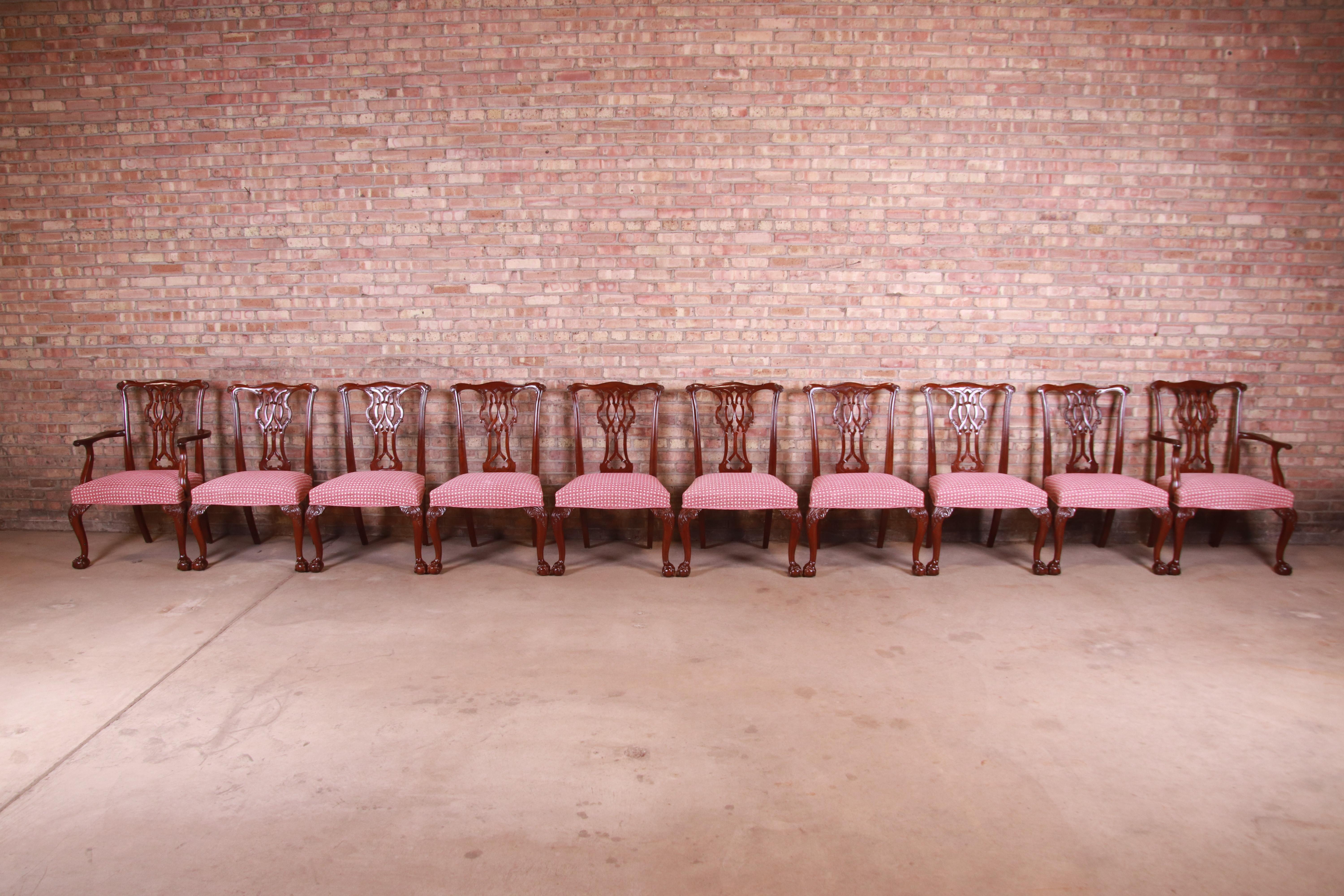 Américain Chaises de salle à manger Chippendale en acajou sculpté de Baker Furniture, lot de dix en vente