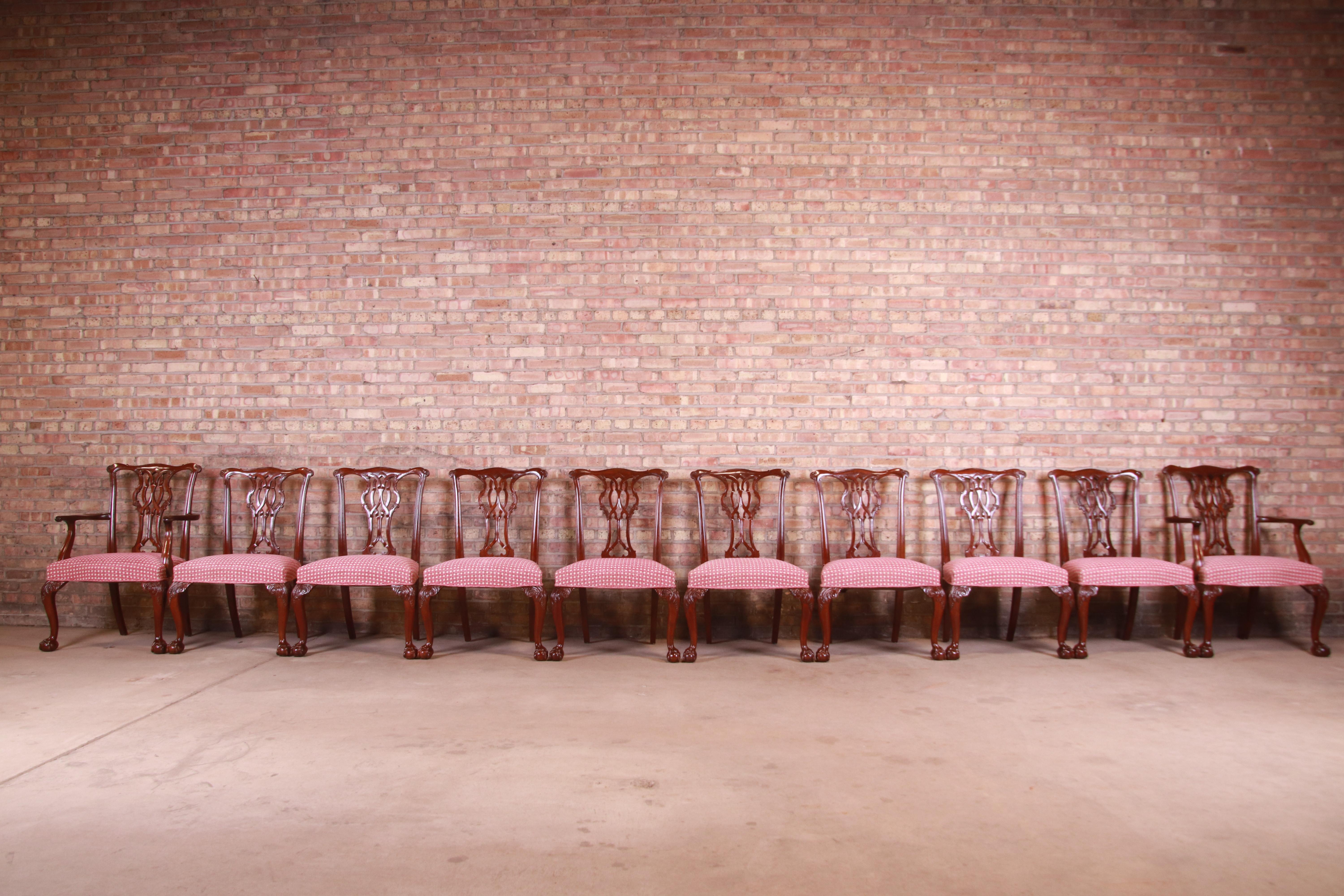 Chaises de salle à manger Chippendale en acajou sculpté de Baker Furniture, lot de dix Bon état - En vente à South Bend, IN