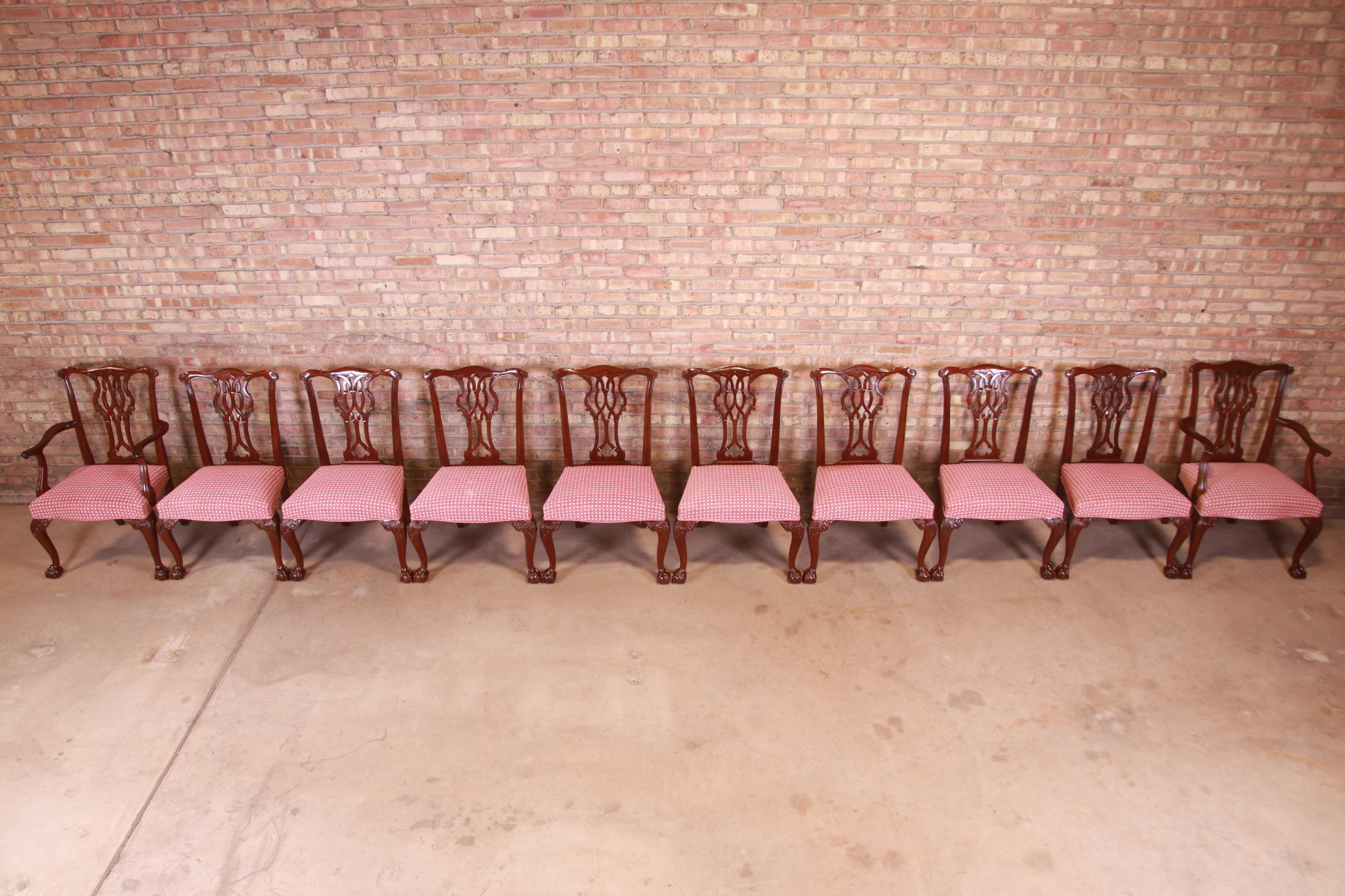 Baker Baker Furniture Chippendale geschnitzte Mahagoni-Esszimmerstühle, Satz von zehn Stühlen im Angebot 1