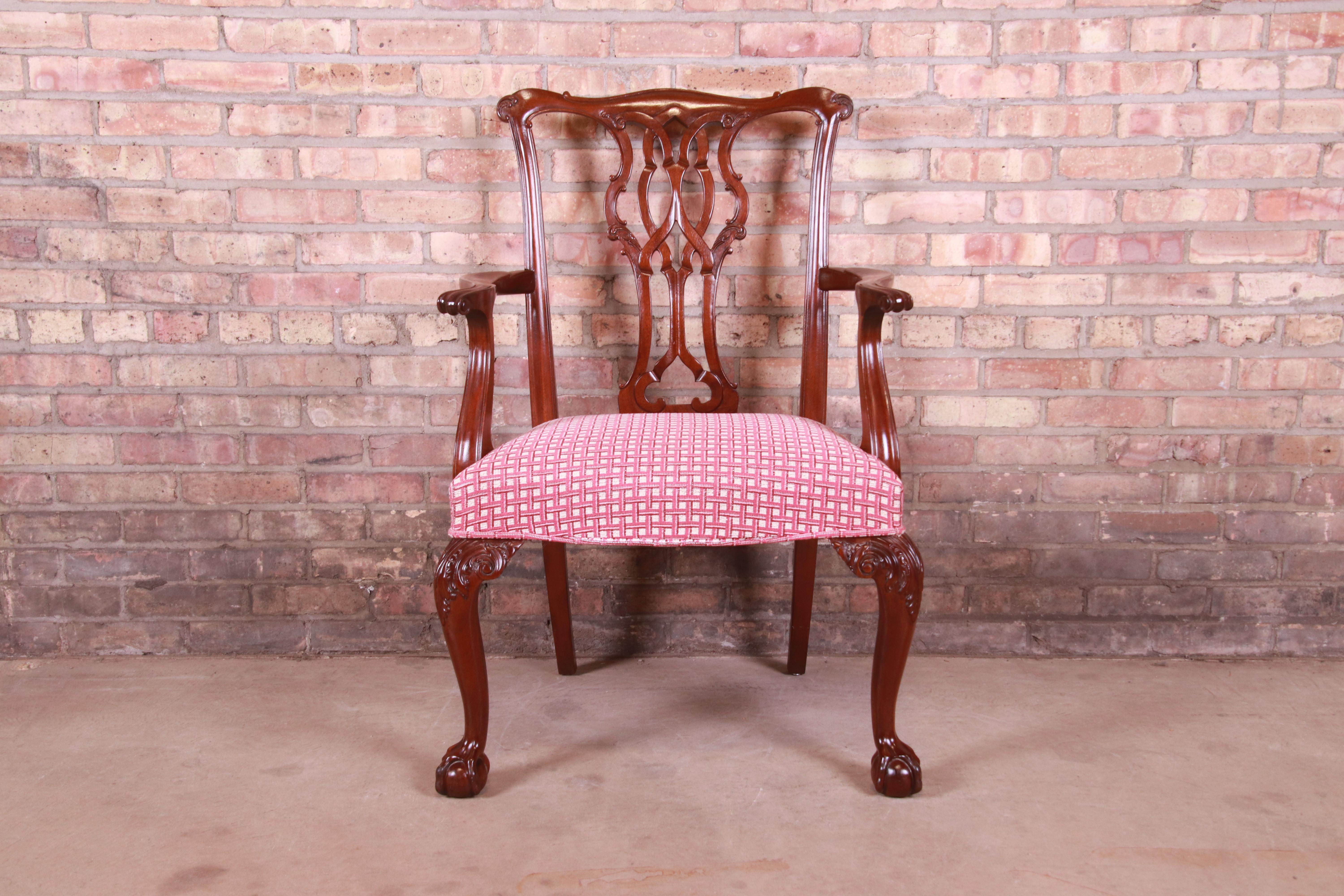 Baker Baker Furniture Chippendale geschnitzte Mahagoni-Esszimmerstühle, Satz von zehn Stühlen im Angebot 3